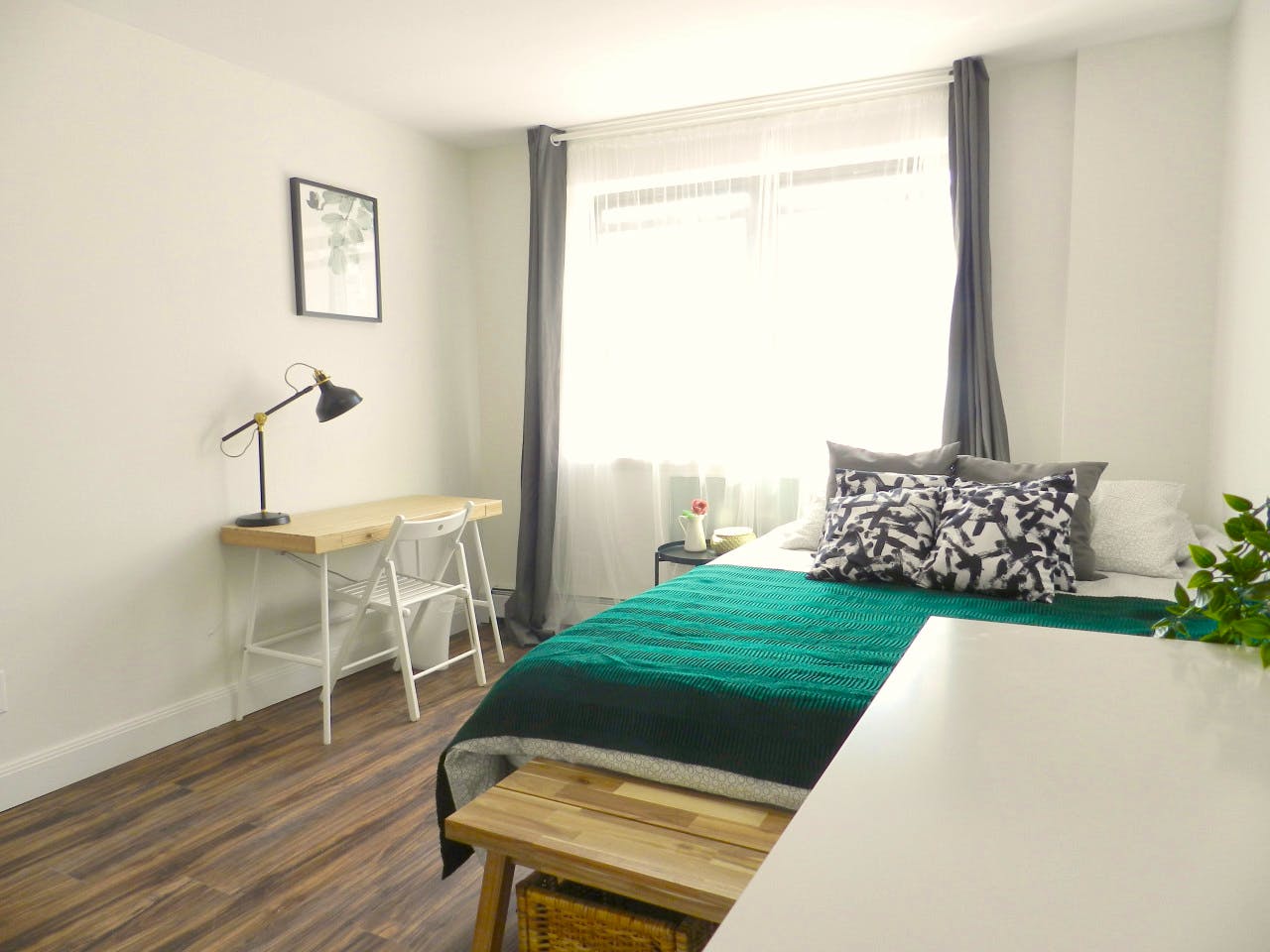 Room B - Minimalistic Apt. w/ Workspace - Gallery - 7