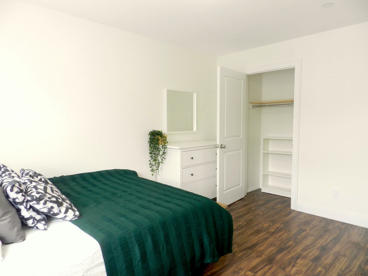 Room B - Minimalistic Apt. w/ Workspace - Gallery - 12