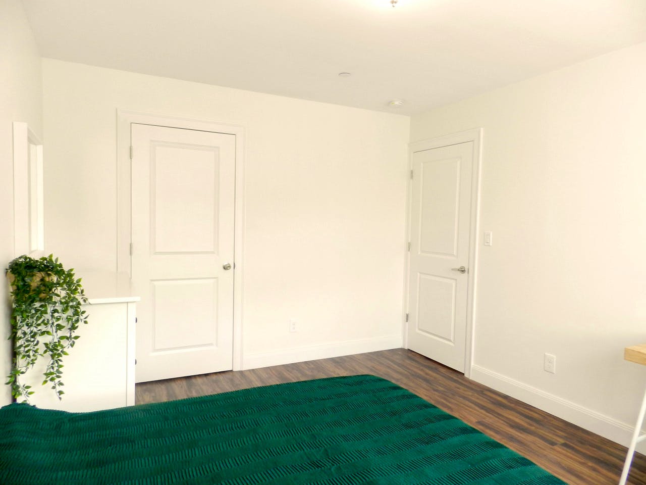  Room B  -  Minimalistic Apt. w/ Workspace  - Gallery -  3