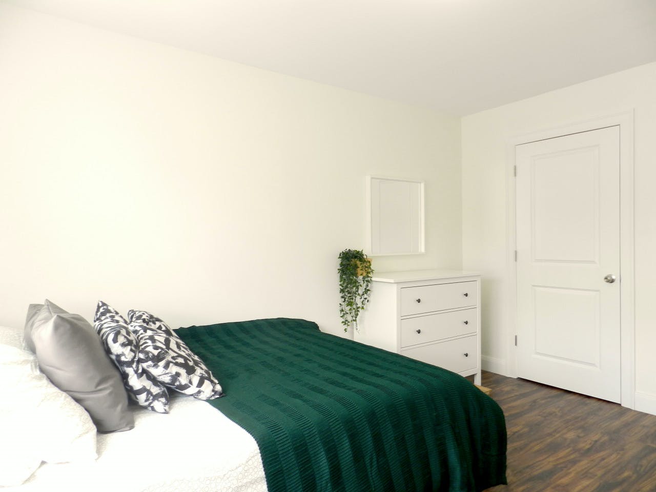  Room B  -  Minimalistic Apt. w/ Workspace  - Gallery -  14