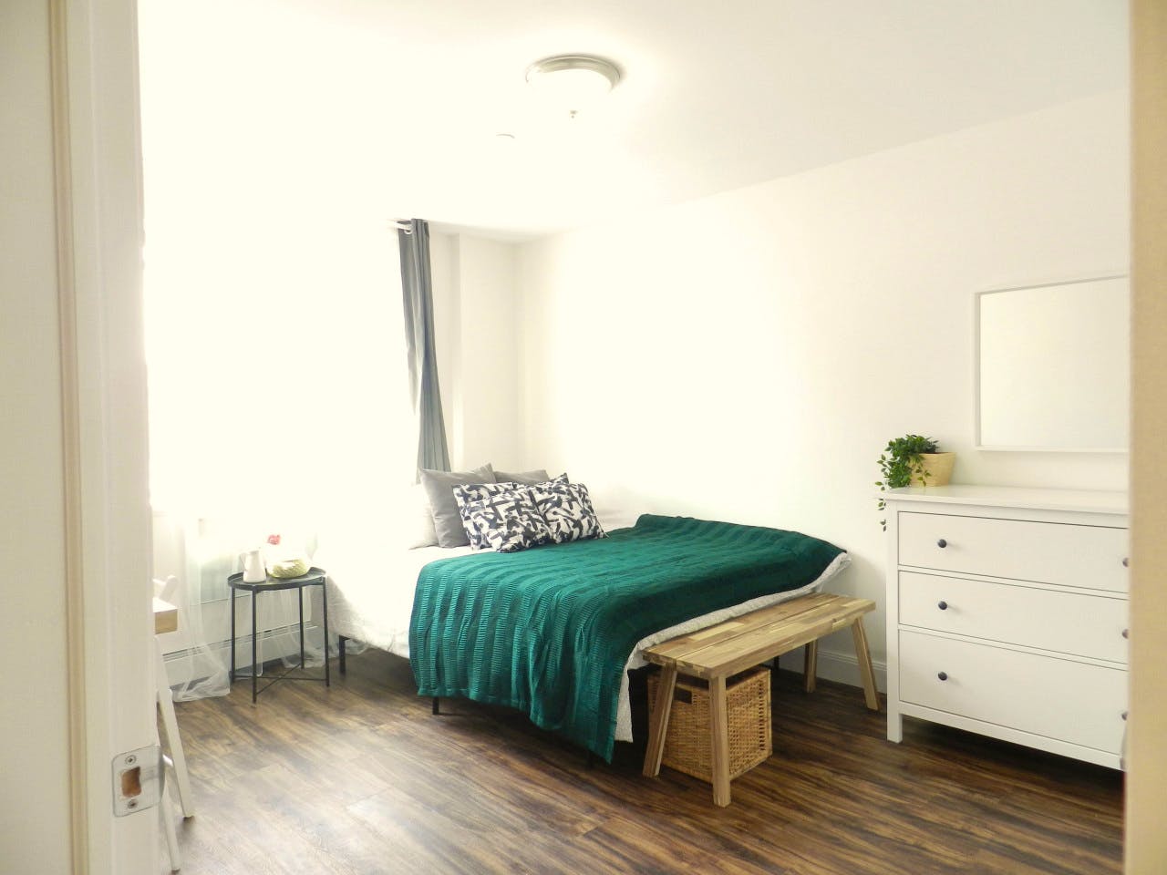 Room B - Minimalistic Apt. w/ Workspace - Gallery - 4