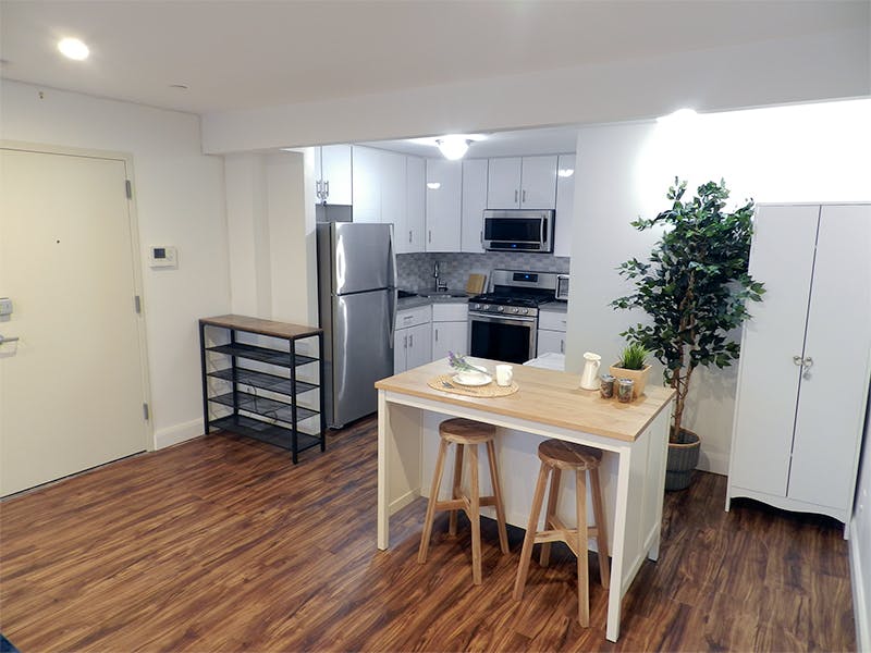 Stunning Renovated Apt. w/ Workspace