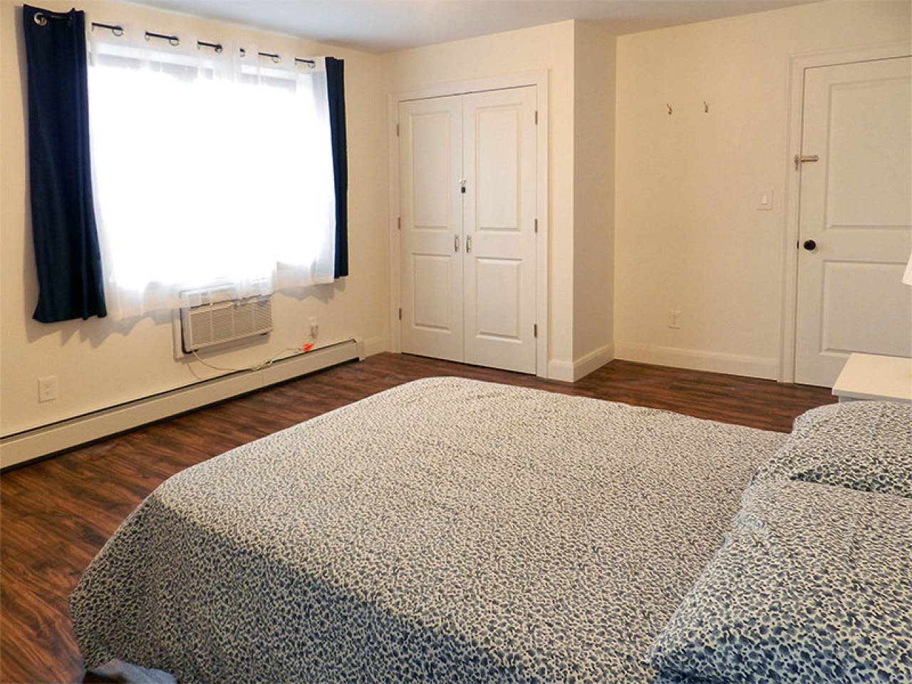  Room A  -  Stunning Renovated Apt. w/ Workspace  - Gallery -  40