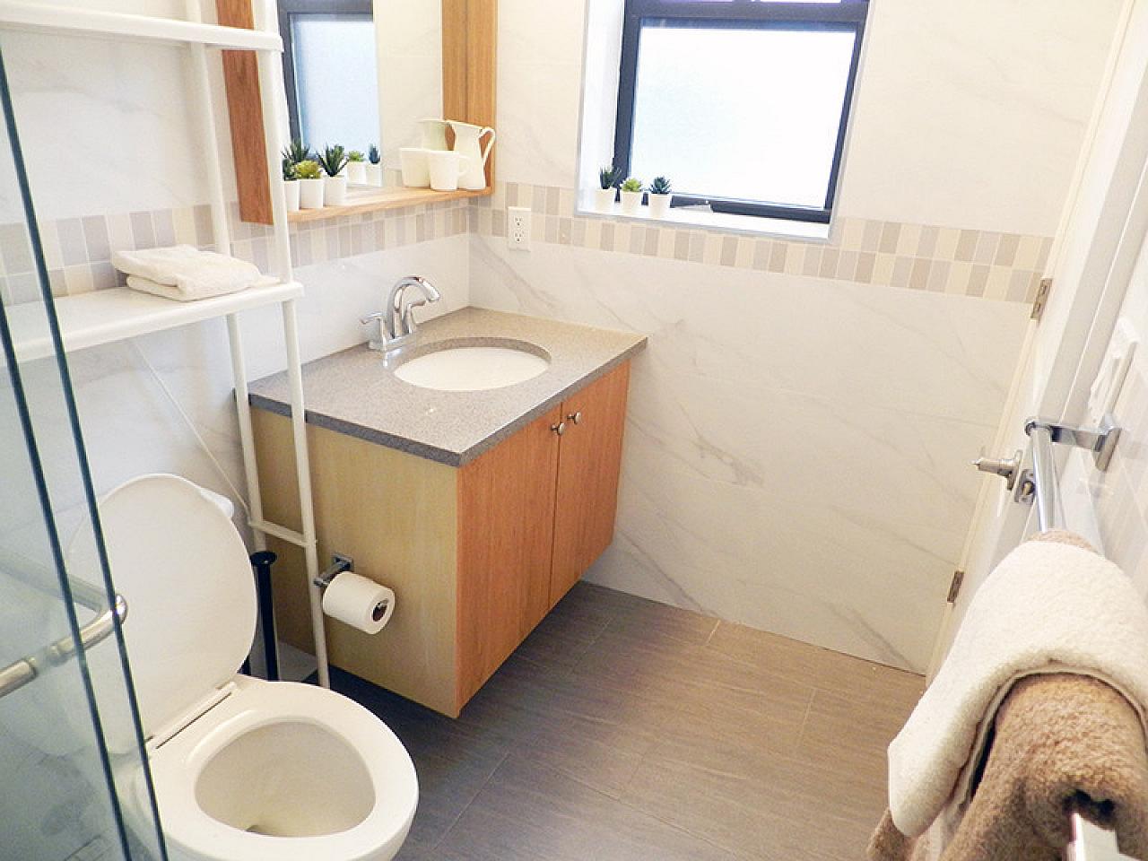  Room A  -  Stunning Renovated Apt. w/ Workspace  - Gallery -  68