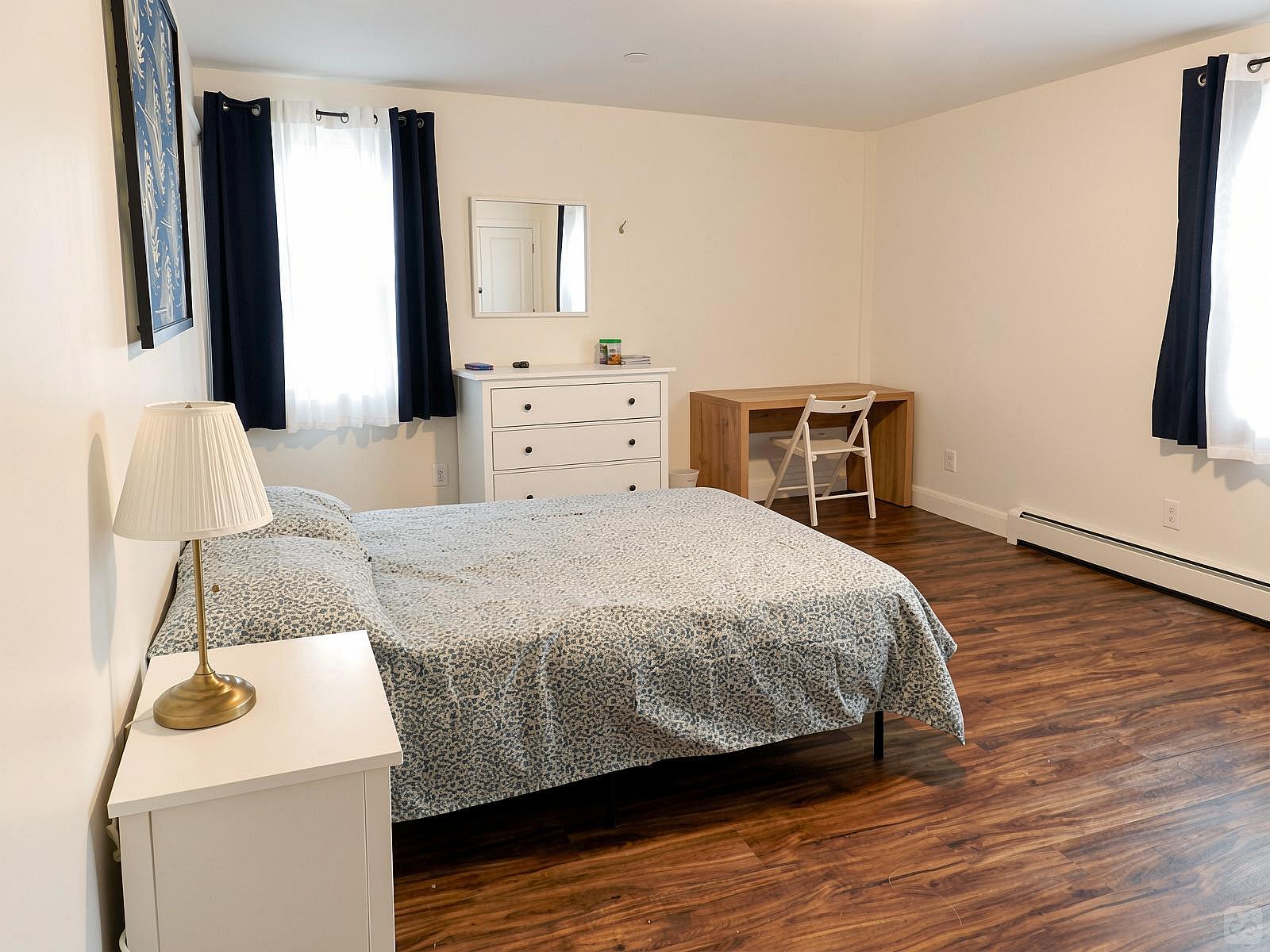  Room A  -  Stunning Renovated Apt. w/ Workspace  - Gallery -  97