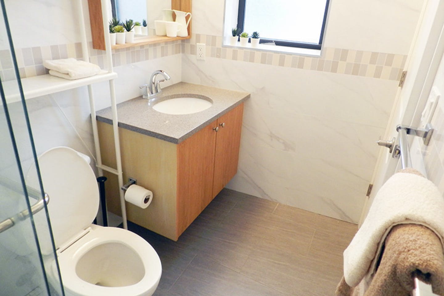  Room A  -  Stunning Renovated Apt. w/ Workspace  - Gallery -  8