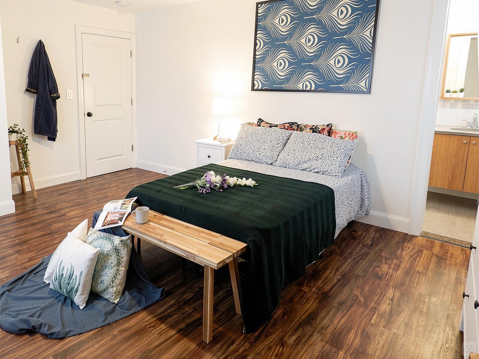  Room A  -  Stunning Renovated Apt. w/ Workspace  - Gallery -  92
