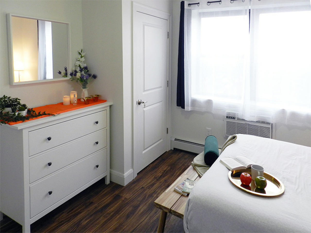  Room B  -  Stunning Renovated Apt. w/ Workspace  - Gallery -  57
