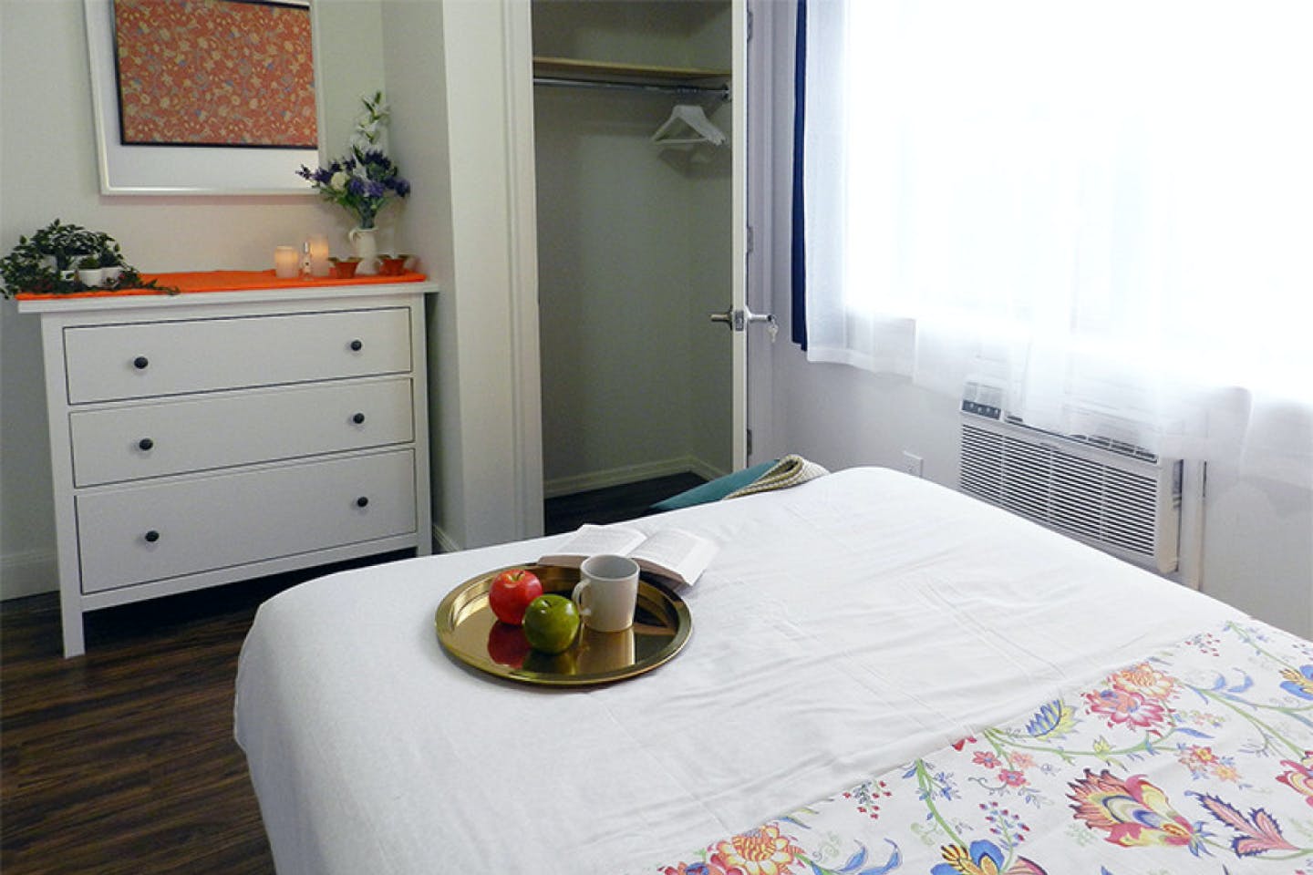  Room B  -  Stunning Renovated Apt. w/ Workspace  - Gallery -  8