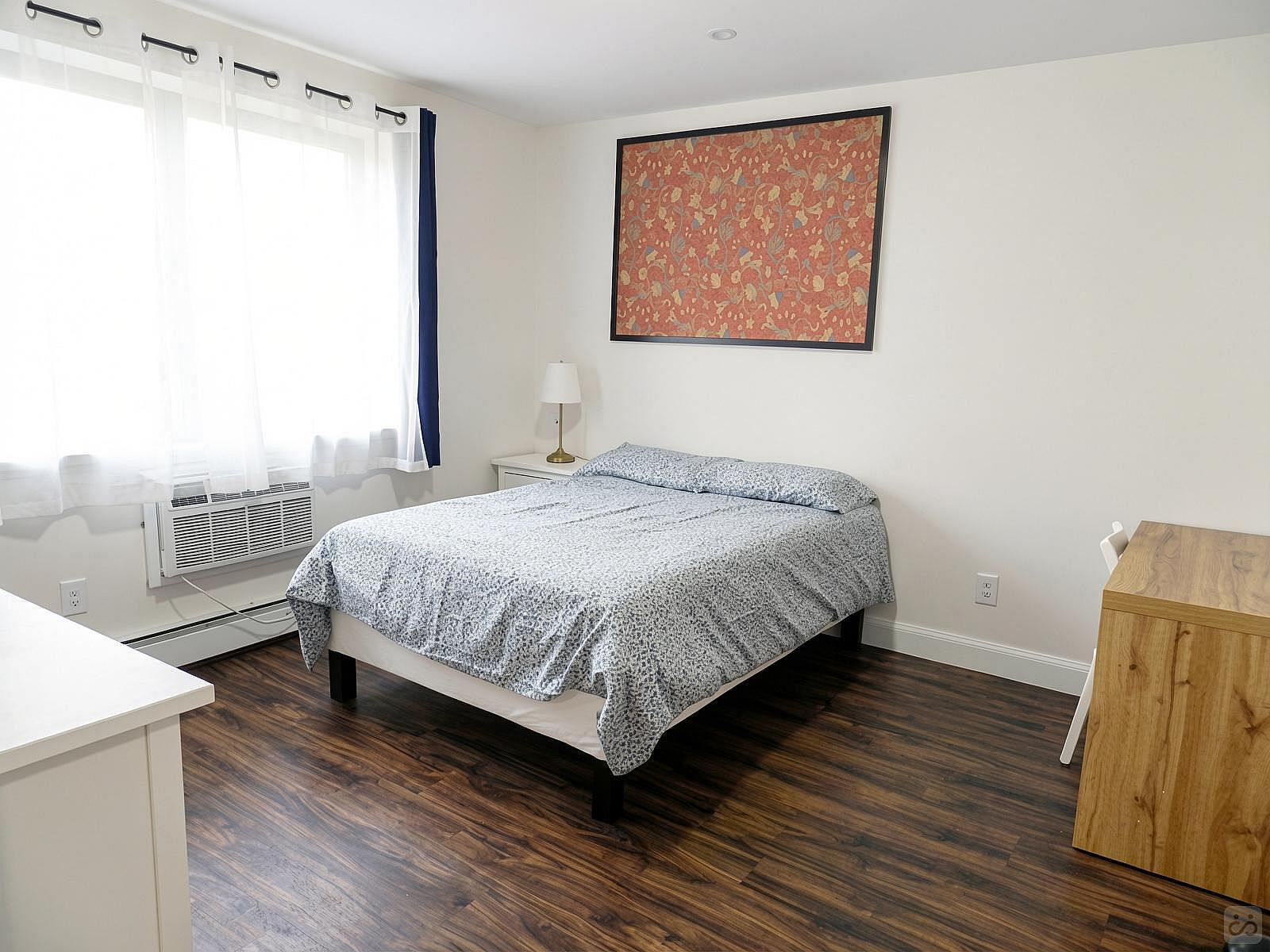  Room B  -  Stunning Renovated Apt. w/ Workspace  - Gallery -  113