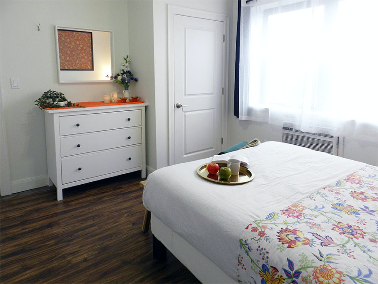  Room B  -  Stunning Renovated Apt. w/ Workspace  - Gallery -  21