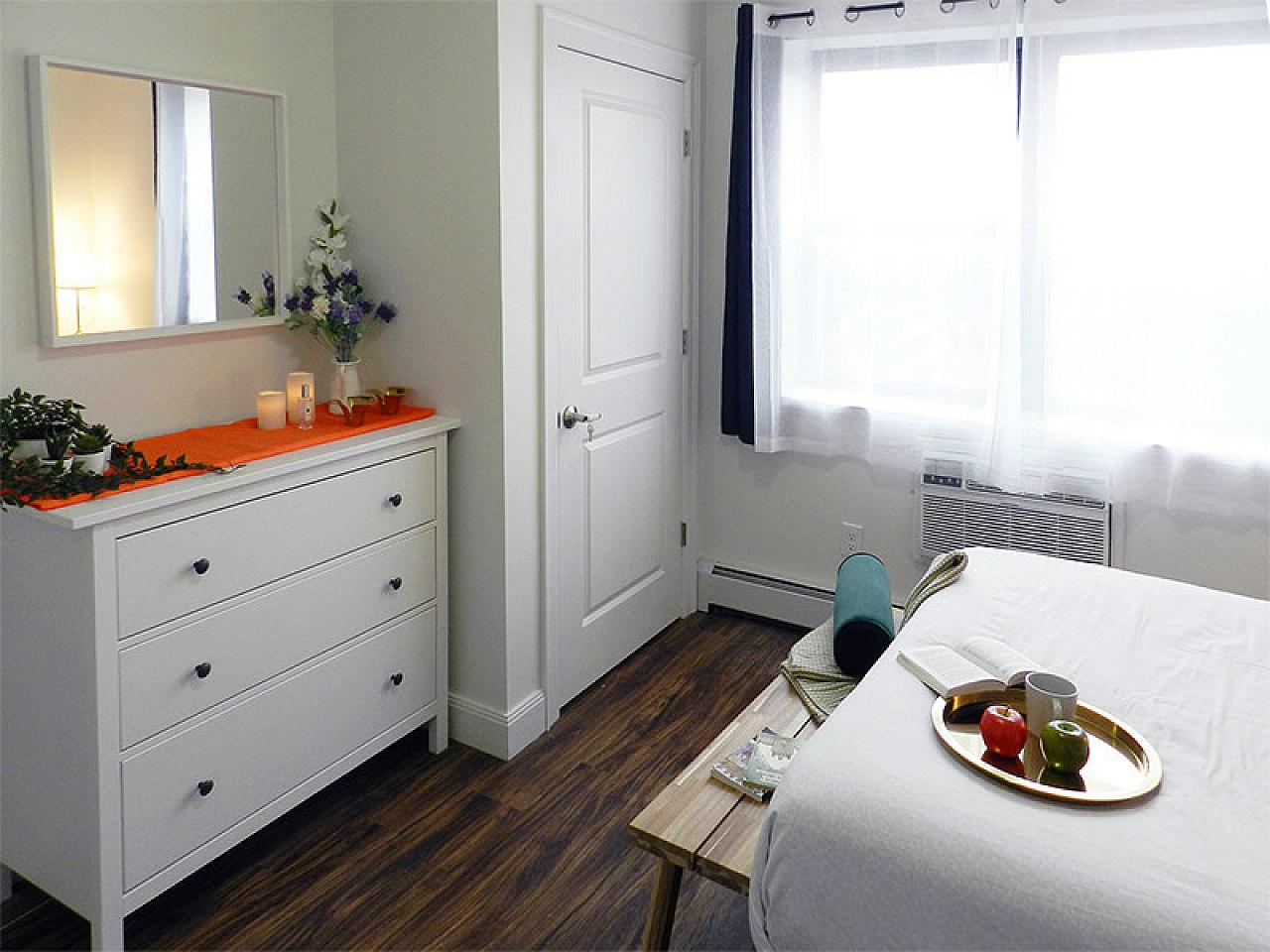  Room B  -  Stunning Renovated Apt. w/ Workspace  - Gallery -  74