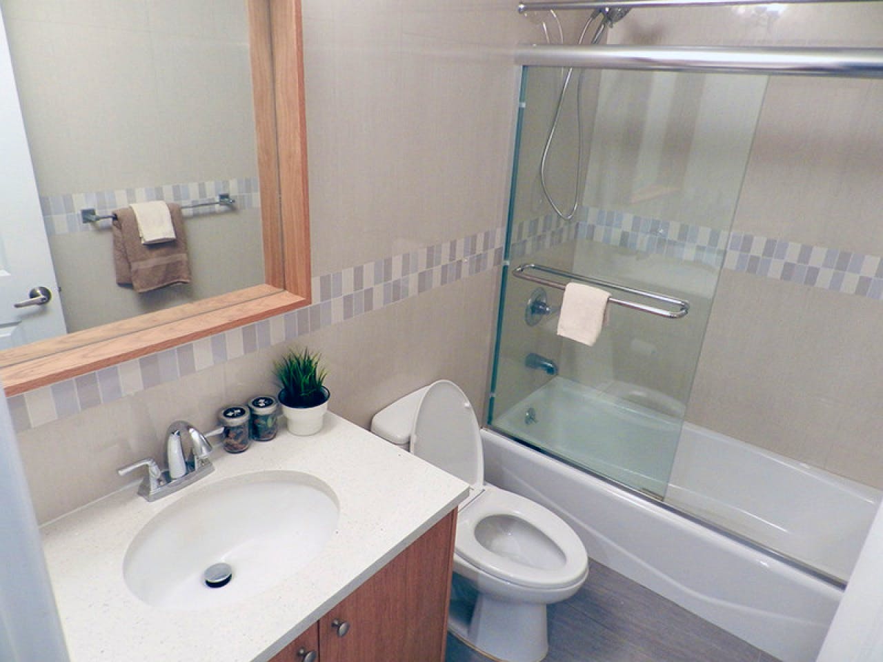  Room B  -  Stunning Renovated Apt. w/ Workspace  - Gallery -  51