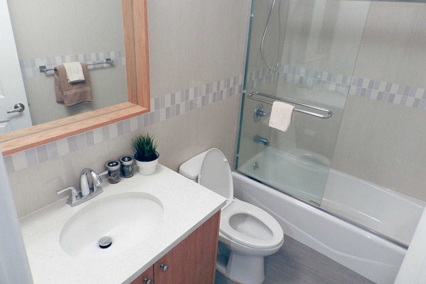  Room B  -  Stunning Renovated Apt. w/ Workspace  - Gallery -  17