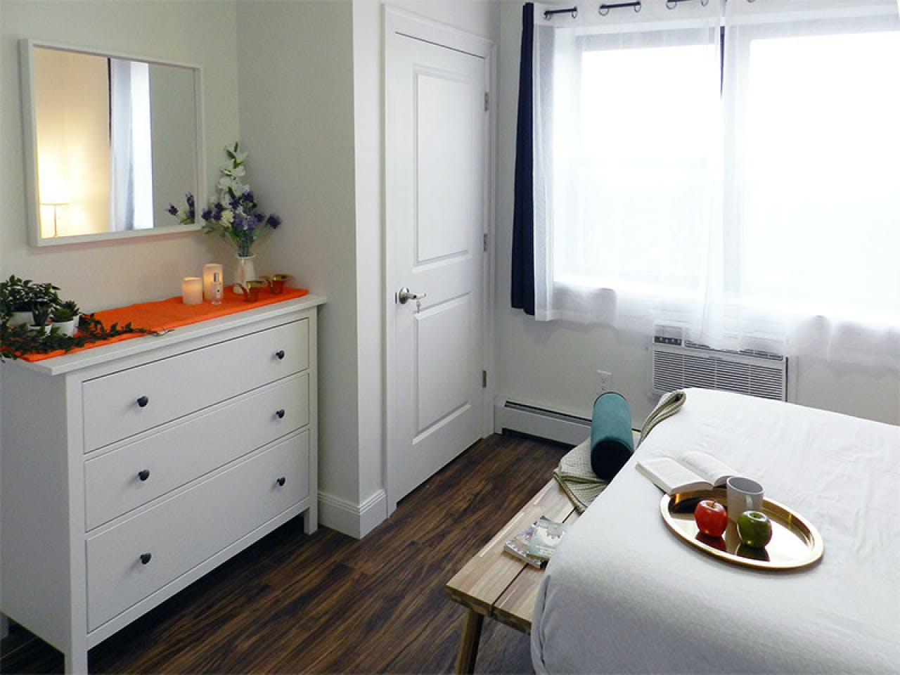  Room B  -  Stunning Renovated Apt. w/ Workspace  - Gallery -  23