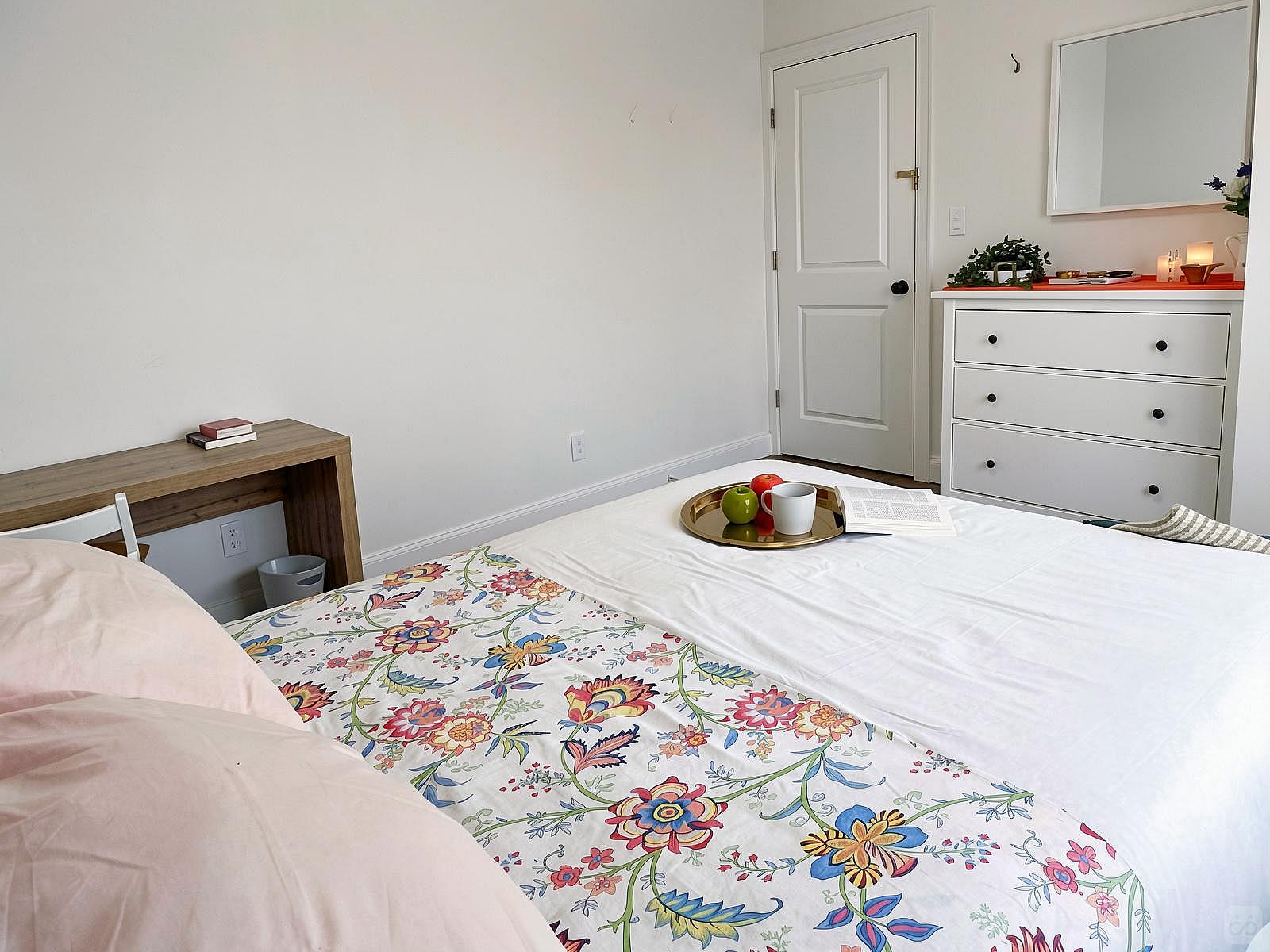  Room B  -  Stunning Renovated Apt. w/ Workspace  - Gallery -  107