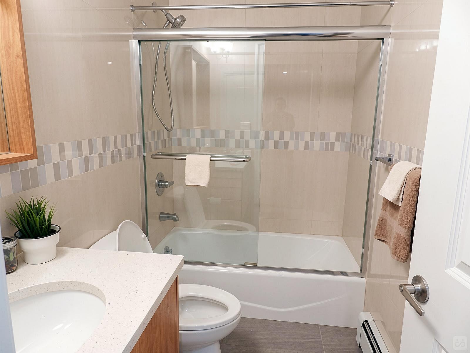  Room B  -  Stunning Renovated Apt. w/ Workspace  - Gallery -  118