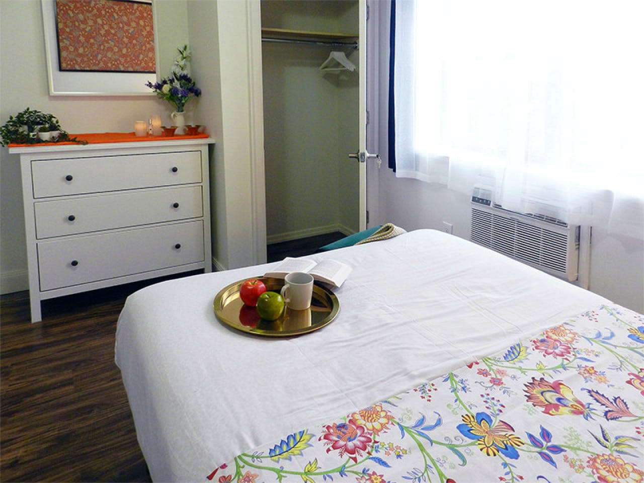  Room B  -  Stunning Renovated Apt. w/ Workspace  - Gallery -  42