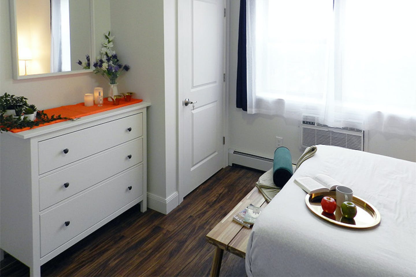  Room B  -  Stunning Renovated Apt. w/ Workspace  - Gallery -  6