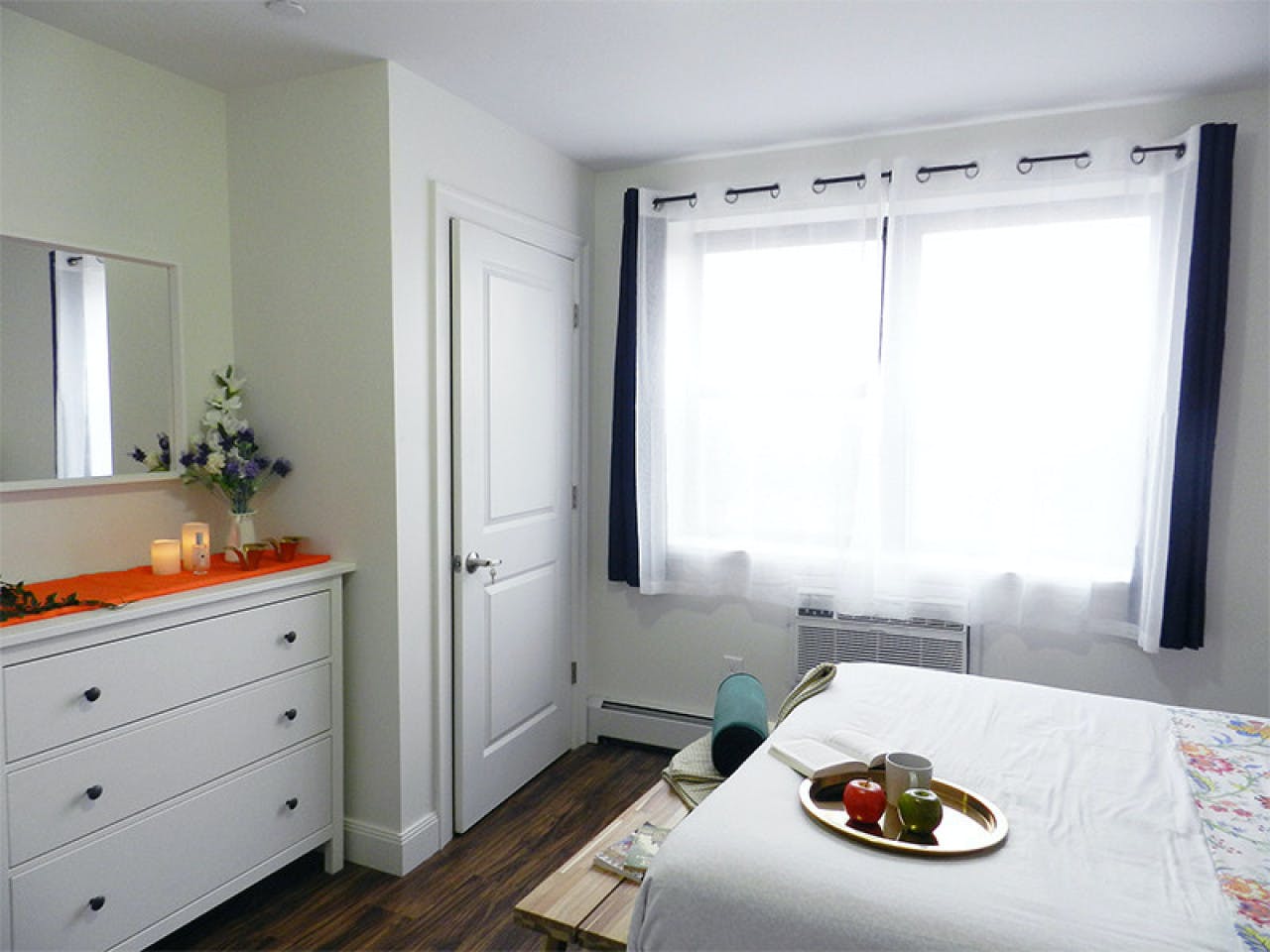  Room B  -  Stunning Renovated Apt. w/ Workspace  - Gallery -  29