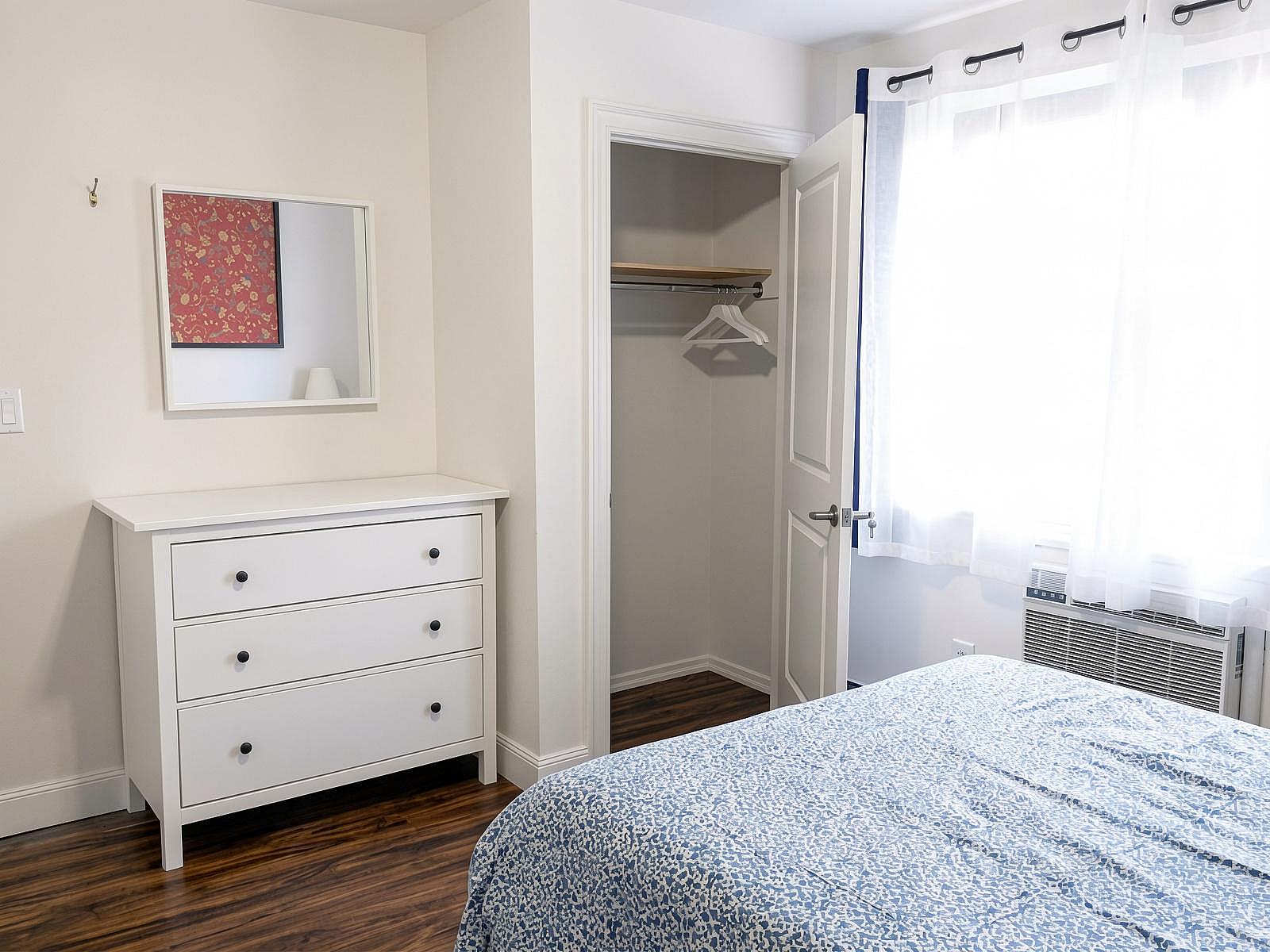  Room B  -  Stunning Renovated Apt. w/ Workspace  - Gallery -  116