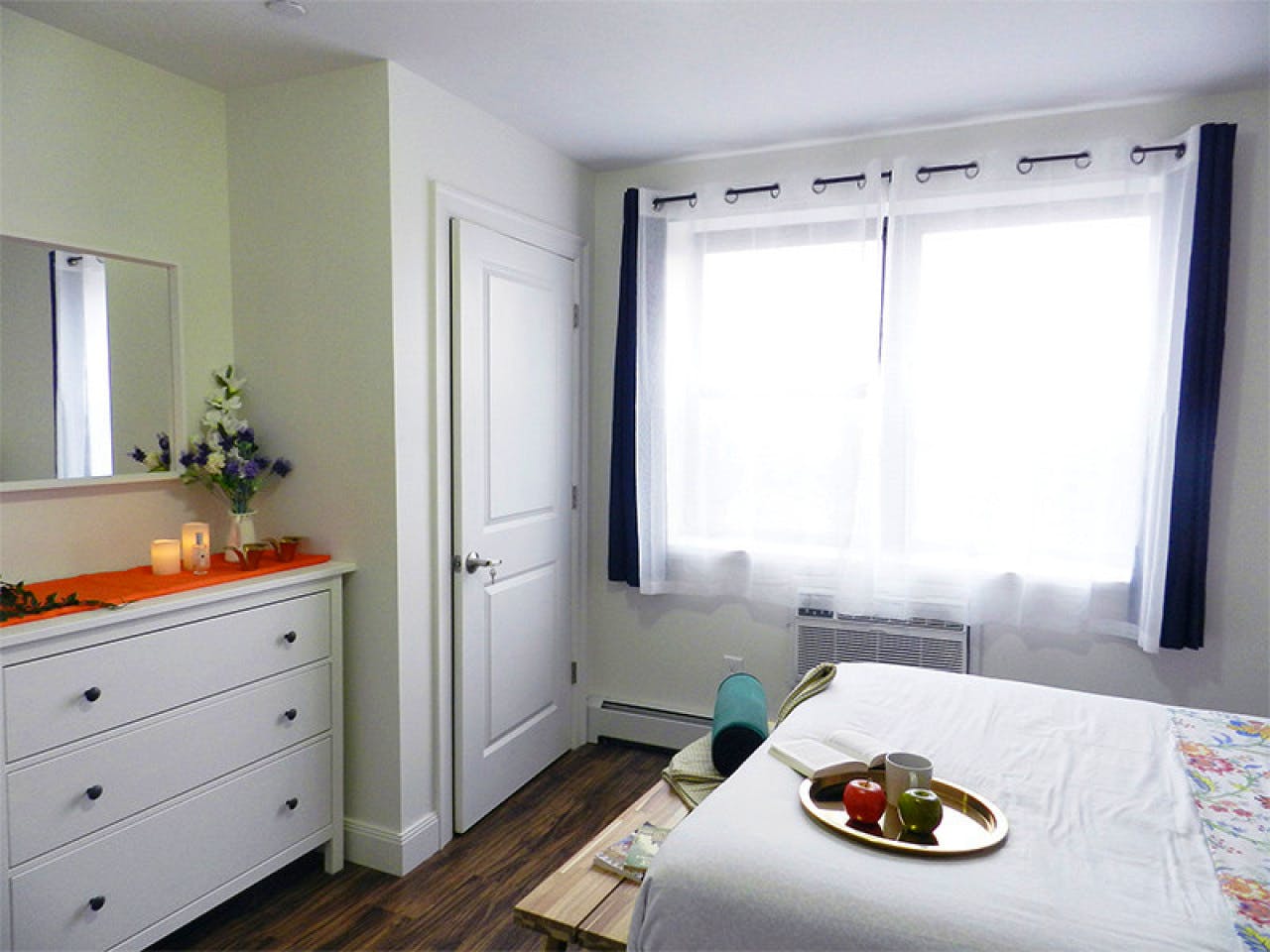  Room B  -  Stunning Renovated Apt. w/ Workspace  - Gallery -  46