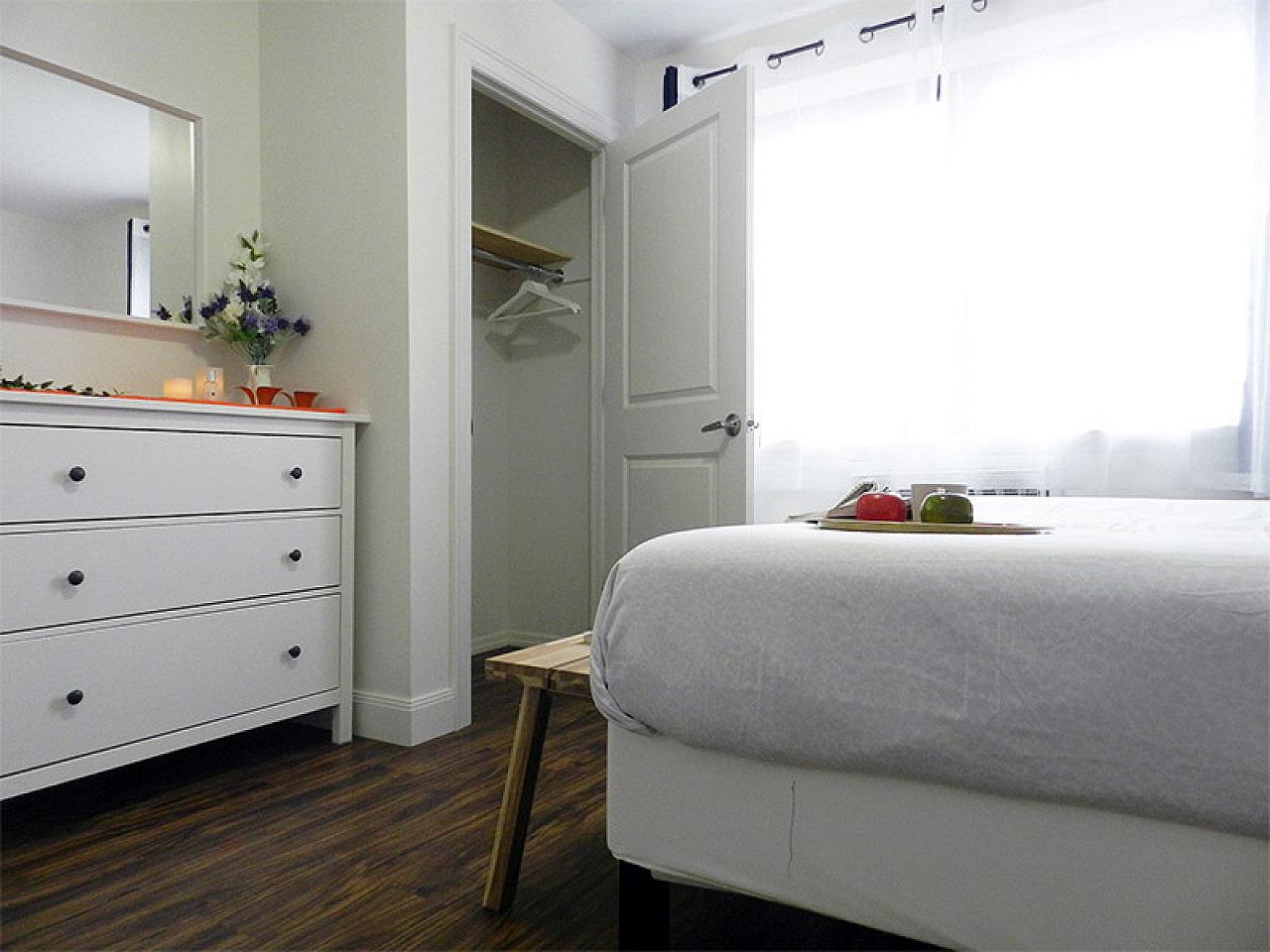  Room B  -  Stunning Renovated Apt. w/ Workspace  - Gallery -  77