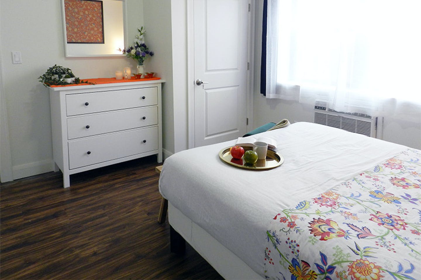  Room B  -  Stunning Renovated Apt. w/ Workspace  - Gallery -  4