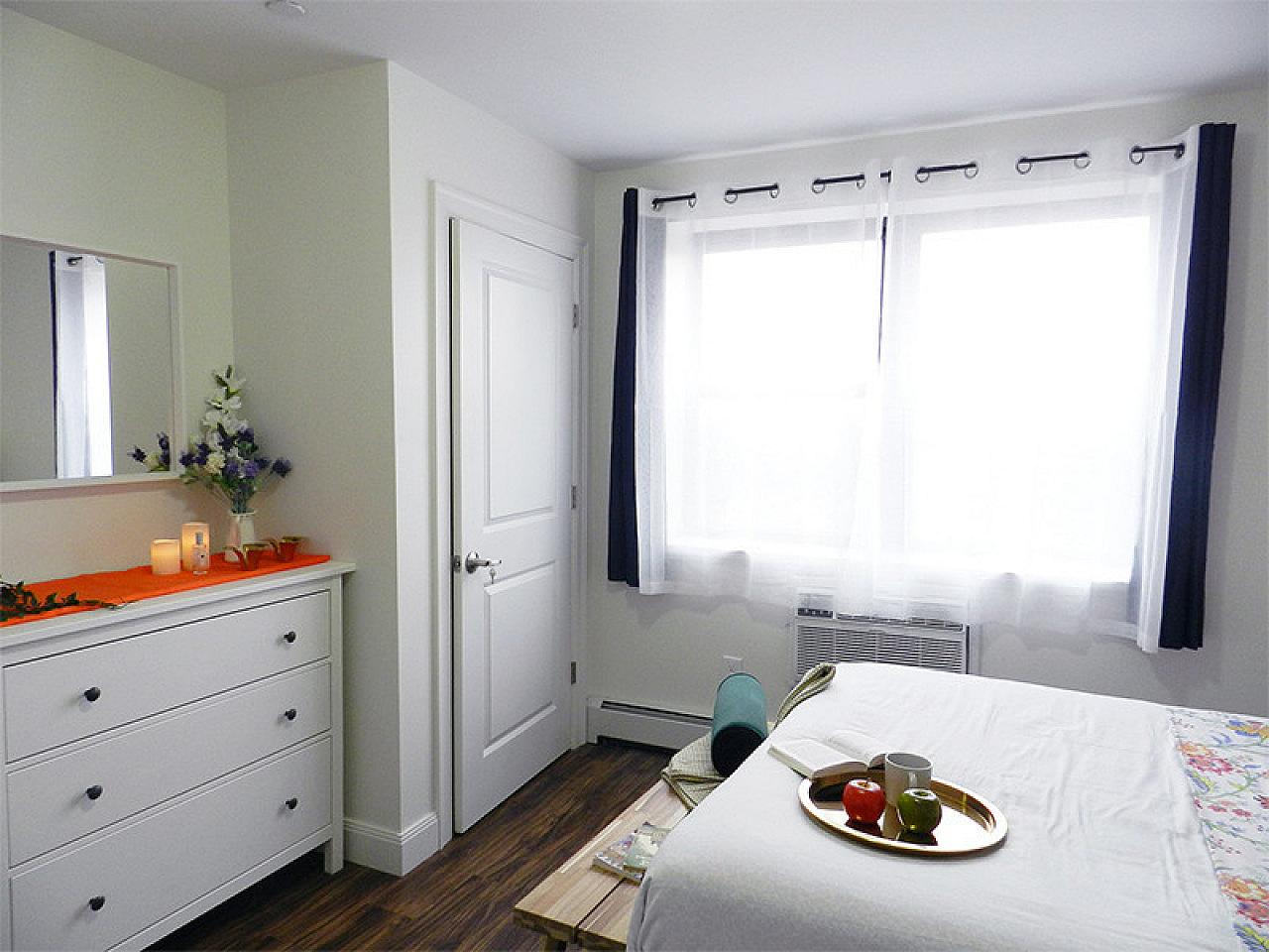  Room B  -  Stunning Renovated Apt. w/ Workspace  - Gallery -  97