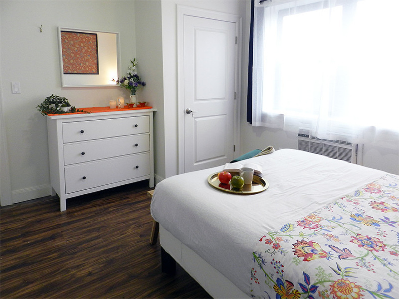  Room B  -  Stunning Renovated Apt. w/ Workspace  - Gallery -  55