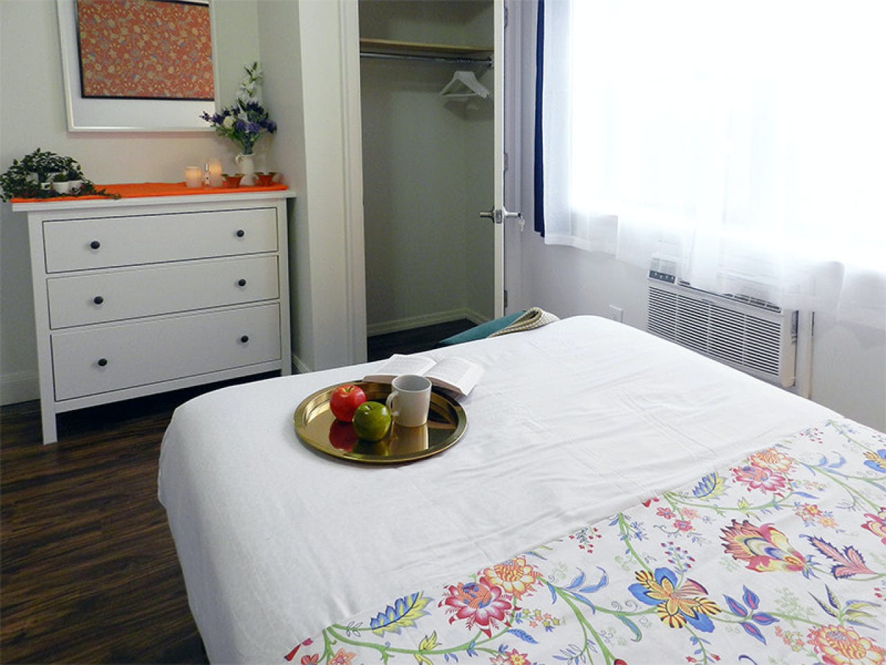  Room B  -  Stunning Renovated Apt. w/ Workspace  - Gallery -  25