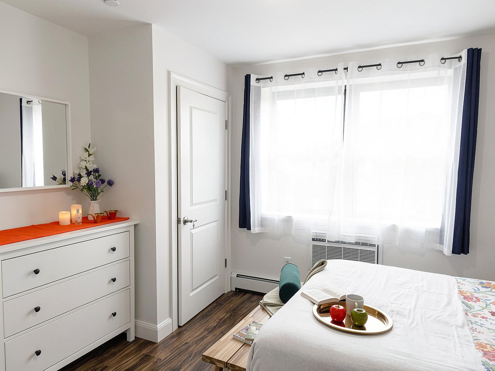  Room B  -  Stunning Renovated Apt. w/ Workspace  - Gallery -  114