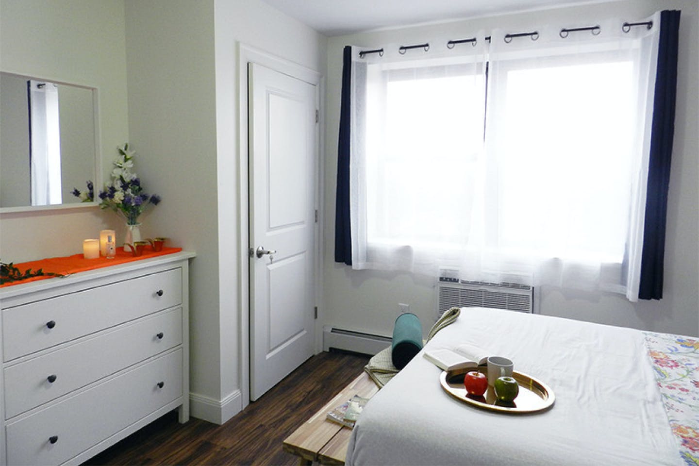  Room B  -  Stunning Renovated Apt. w/ Workspace  - Gallery -  12
