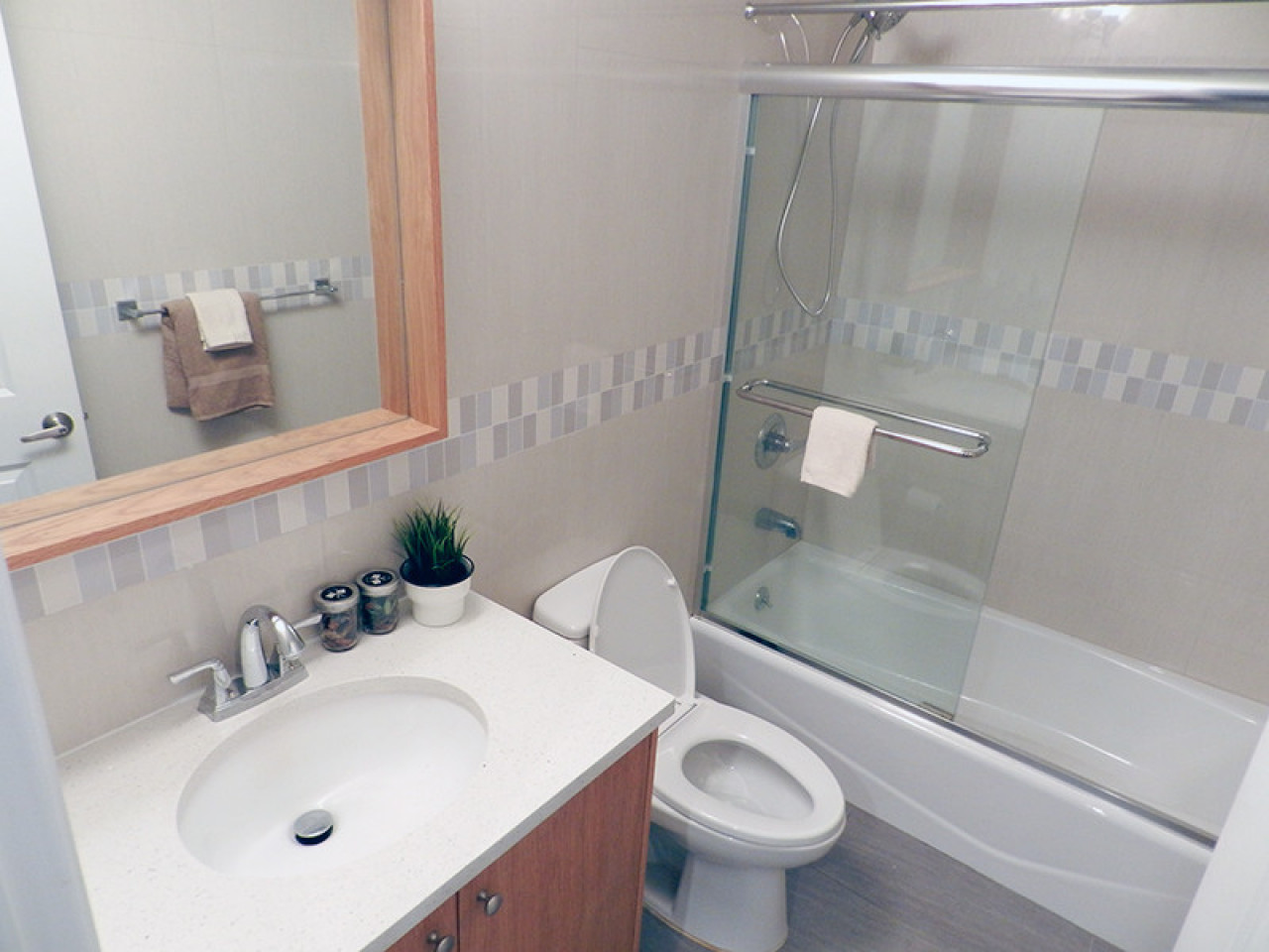  Room B  -  Stunning Renovated Apt. w/ Workspace  - Gallery -  68
