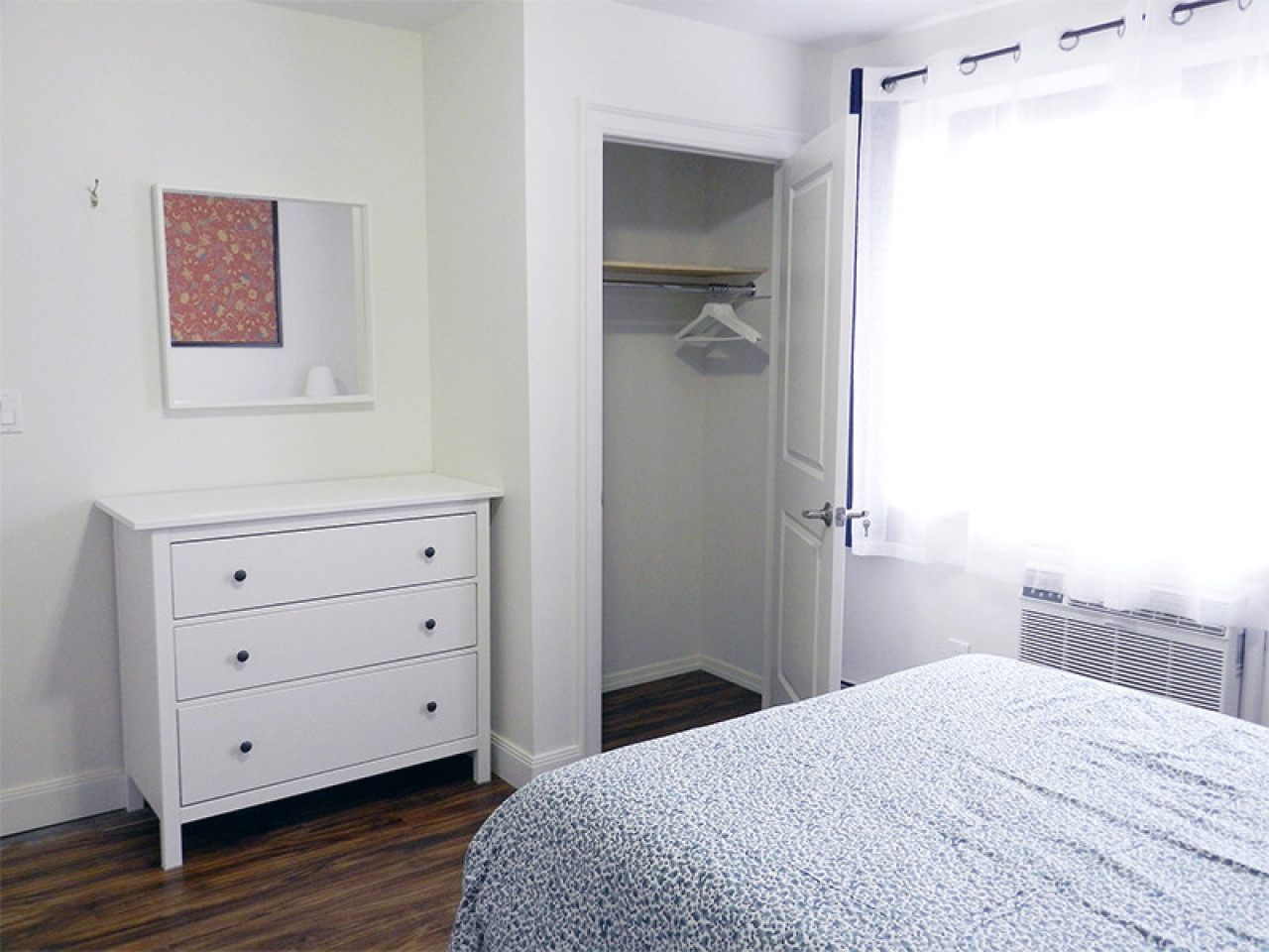  Room B  -  Stunning Renovated Apt. w/ Workspace  - Gallery -  65