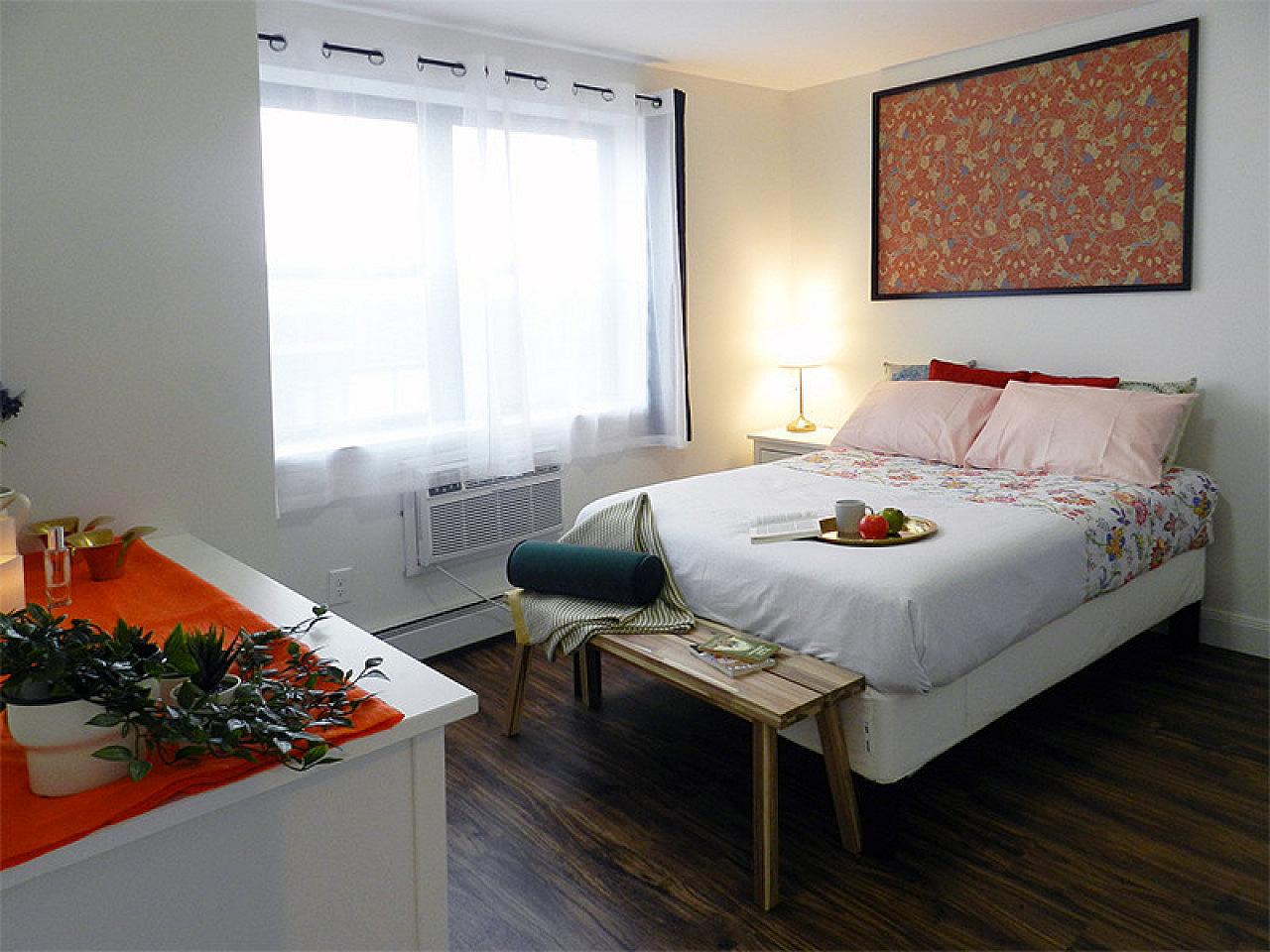  Room B  -  Stunning Renovated Apt. w/ Workspace  - Gallery -  87