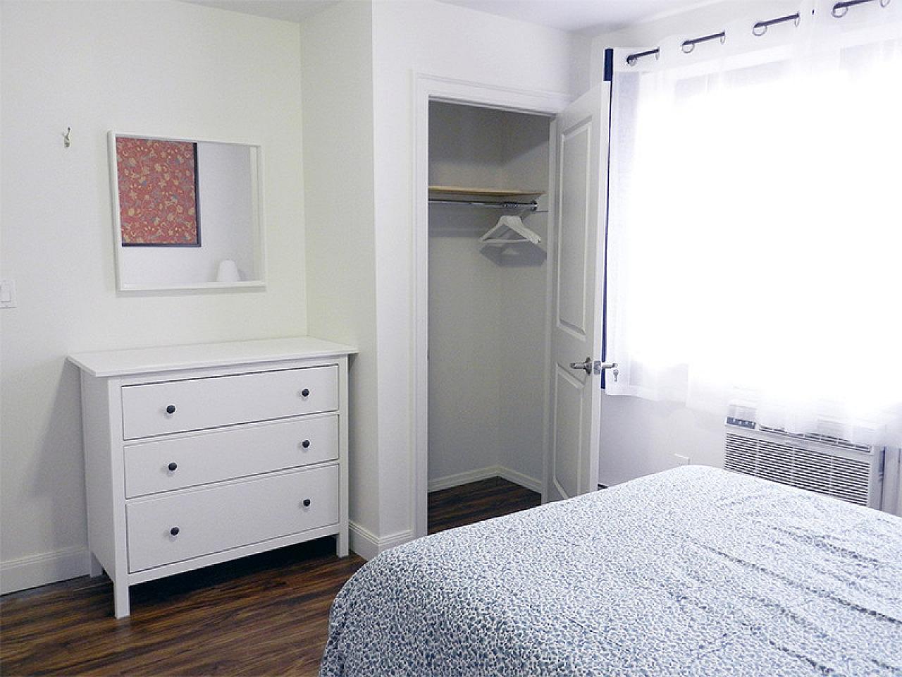  Room B  -  Stunning Renovated Apt. w/ Workspace  - Gallery -  99