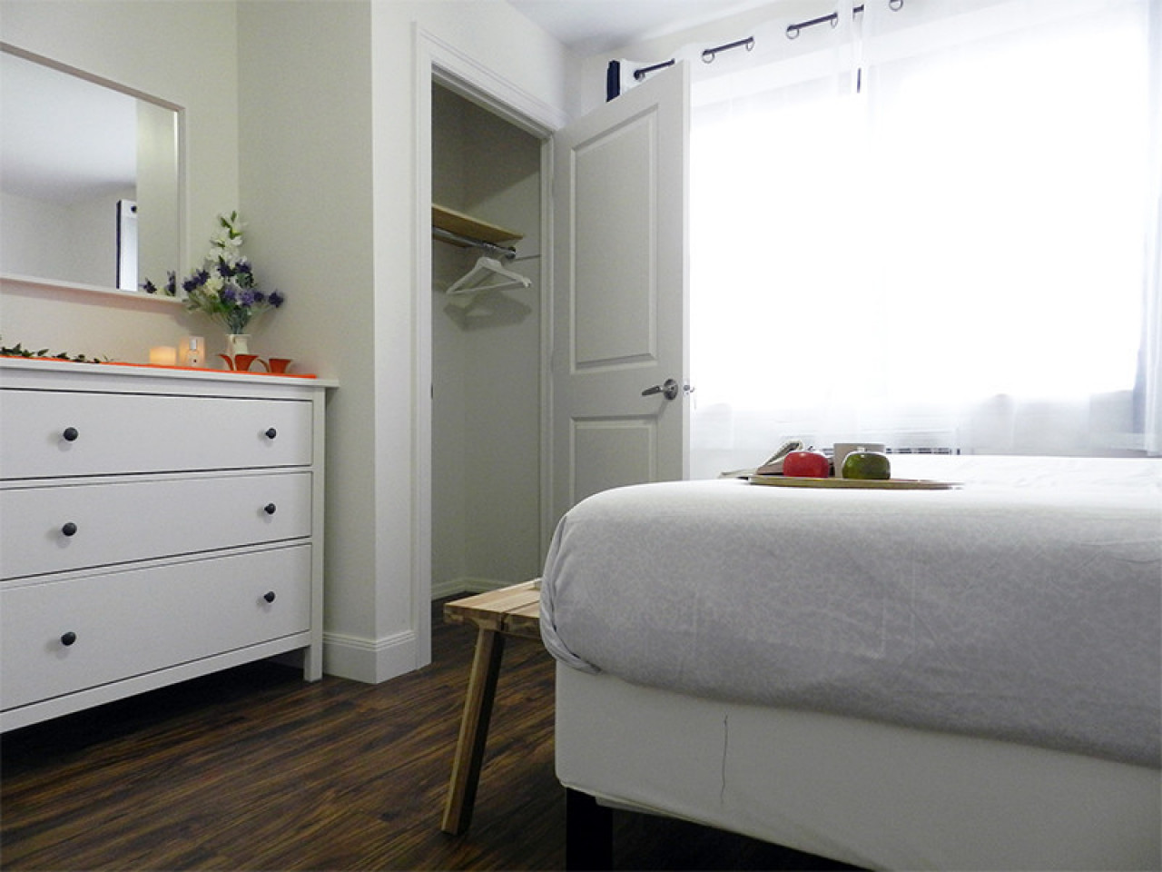  Room B  -  Stunning Renovated Apt. w/ Workspace  - Gallery -  60