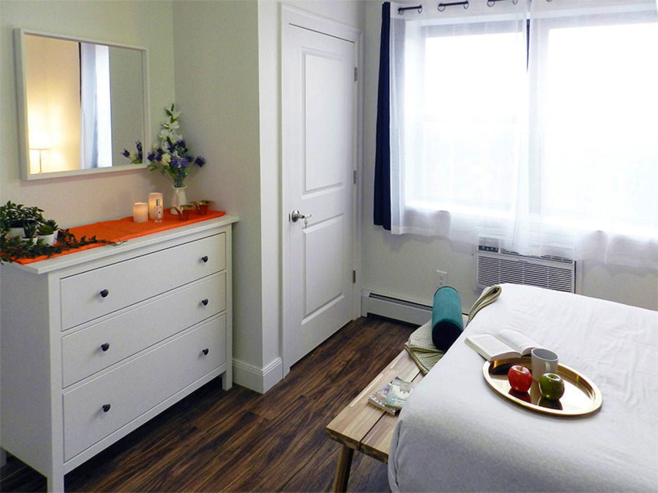  Room B  -  Stunning Renovated Apt. w/ Workspace  - Gallery -  40