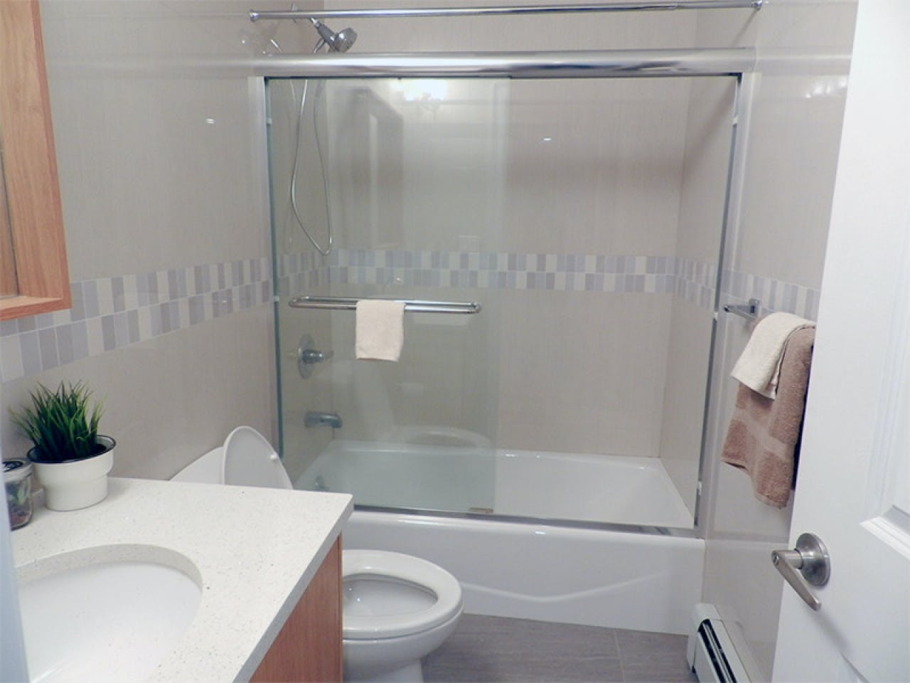  Room B  -  Stunning Renovated Apt. w/ Workspace  - Gallery -  33