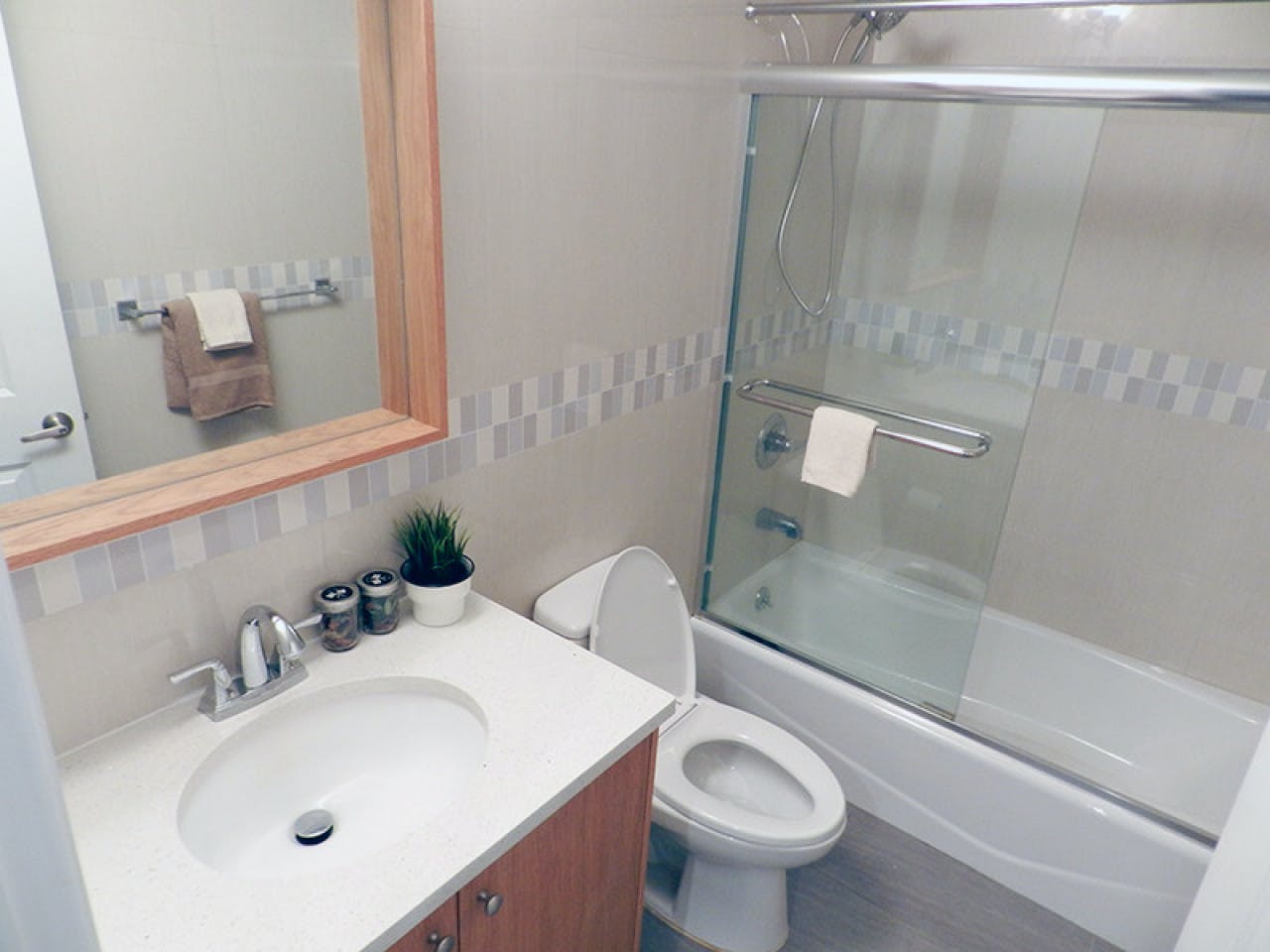 Room B  -  Stunning Renovated Apt. w/ Workspace  - Gallery -  34