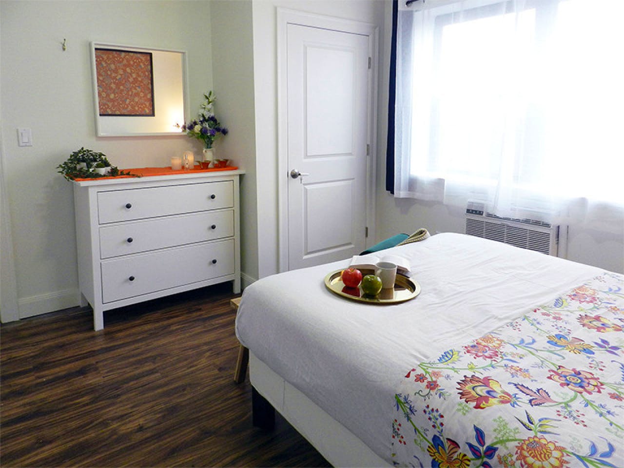  Room B  -  Stunning Renovated Apt. w/ Workspace  - Gallery -  38