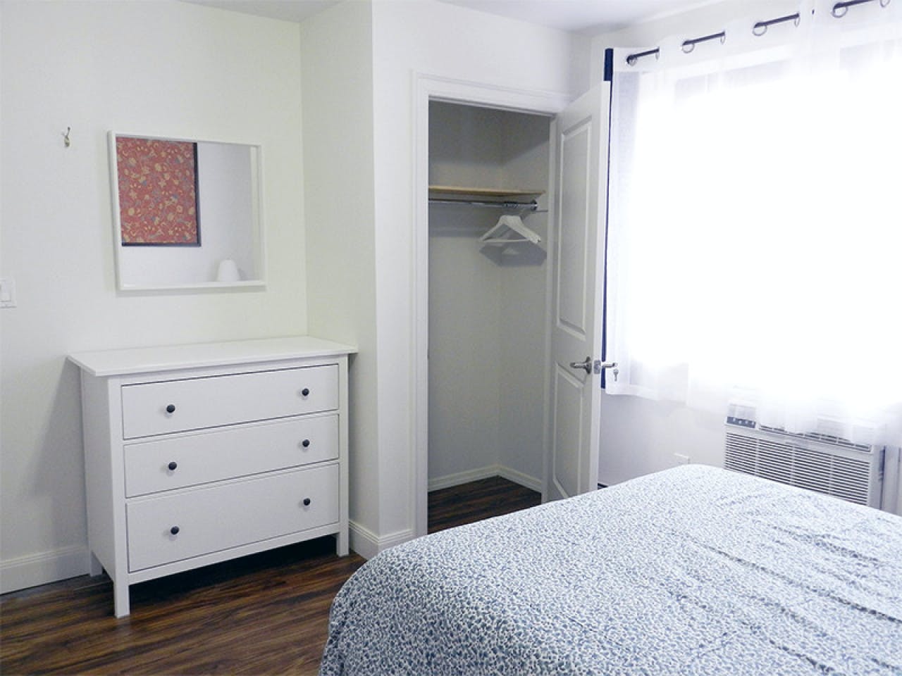  Room B  -  Stunning Renovated Apt. w/ Workspace  - Gallery -  31