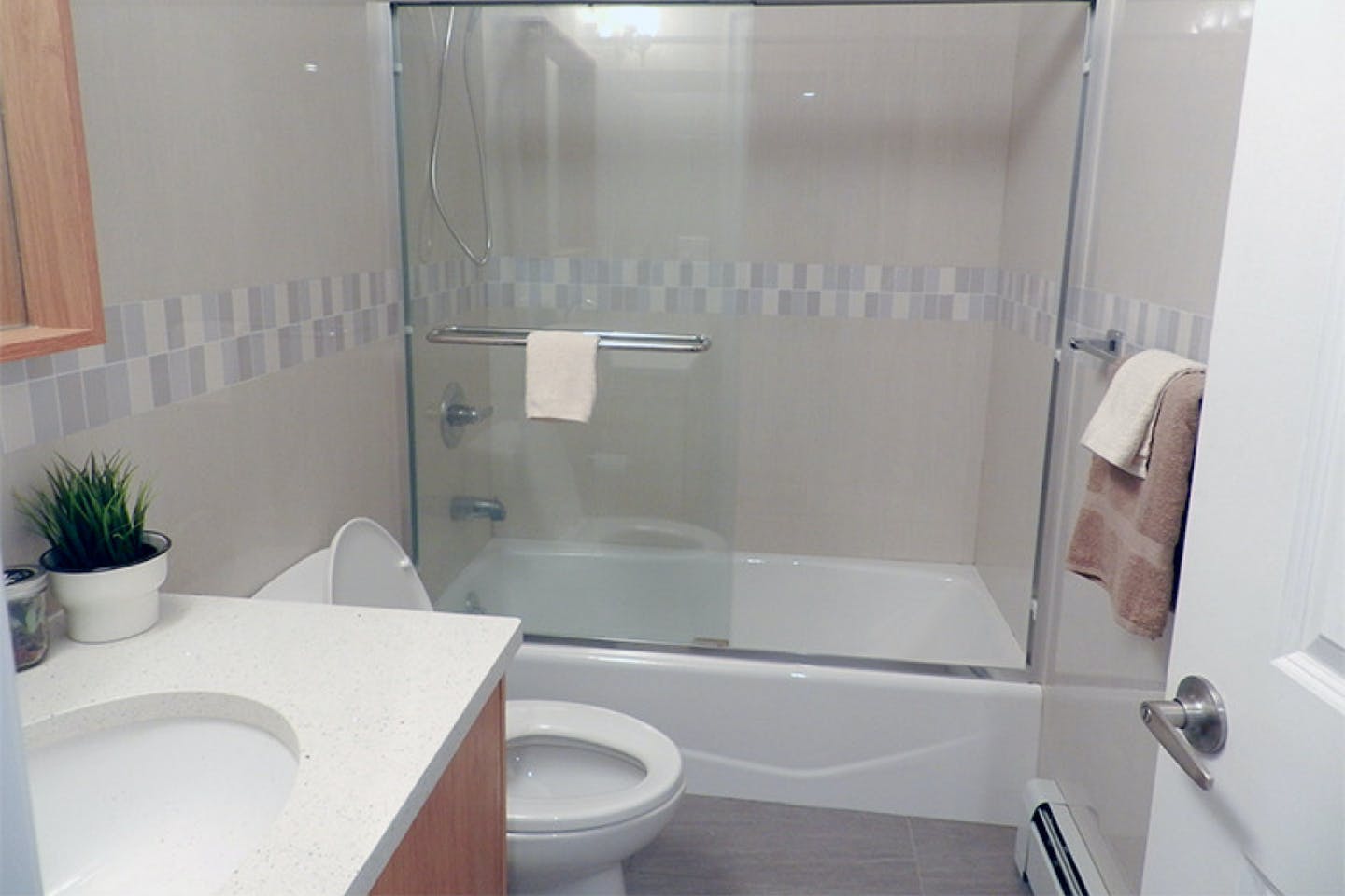  Room B  -  Stunning Renovated Apt. w/ Workspace  - Gallery -  16