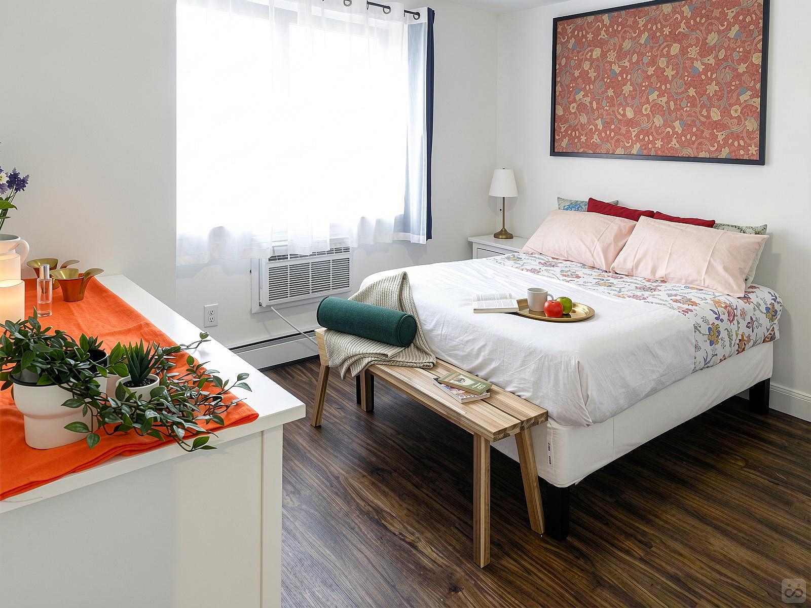  Room B  -  Stunning Renovated Apt. w/ Workspace  - Gallery -  112