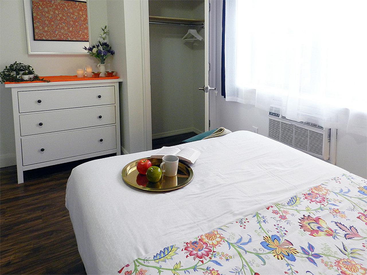  Room B  -  Stunning Renovated Apt. w/ Workspace  - Gallery -  93