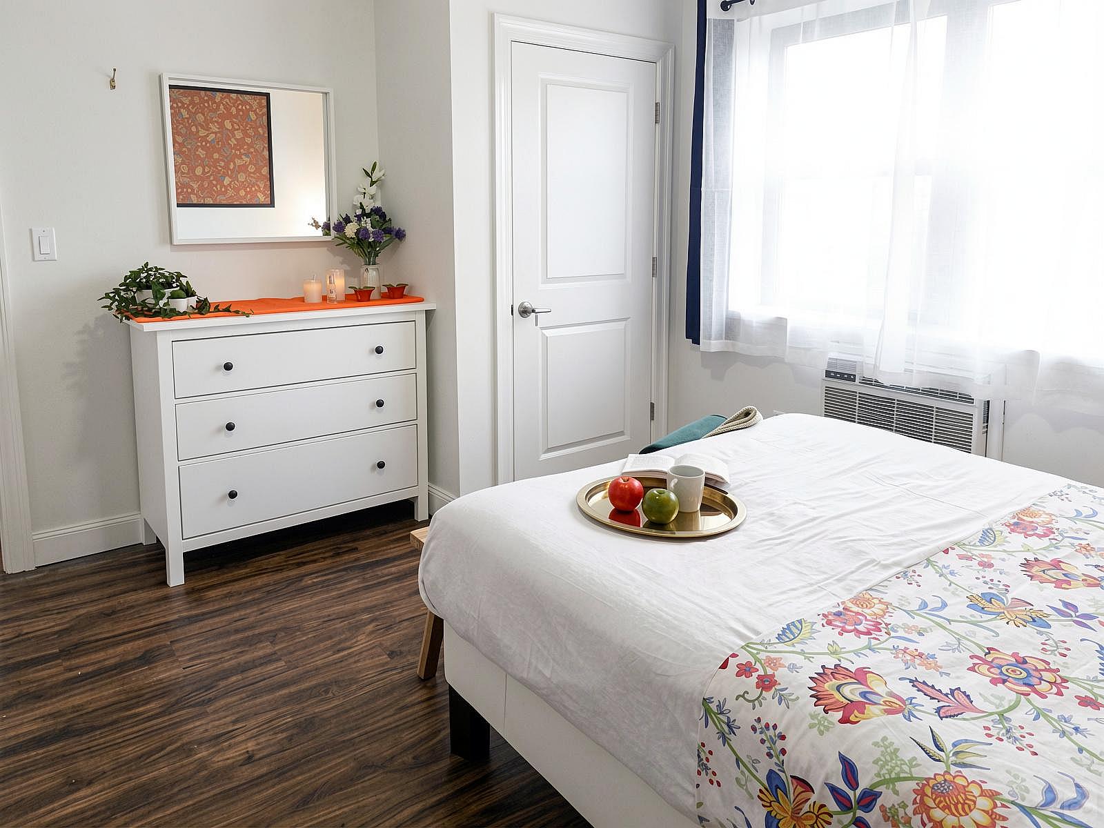  Room B  -  Stunning Renovated Apt. w/ Workspace  - Gallery -  106