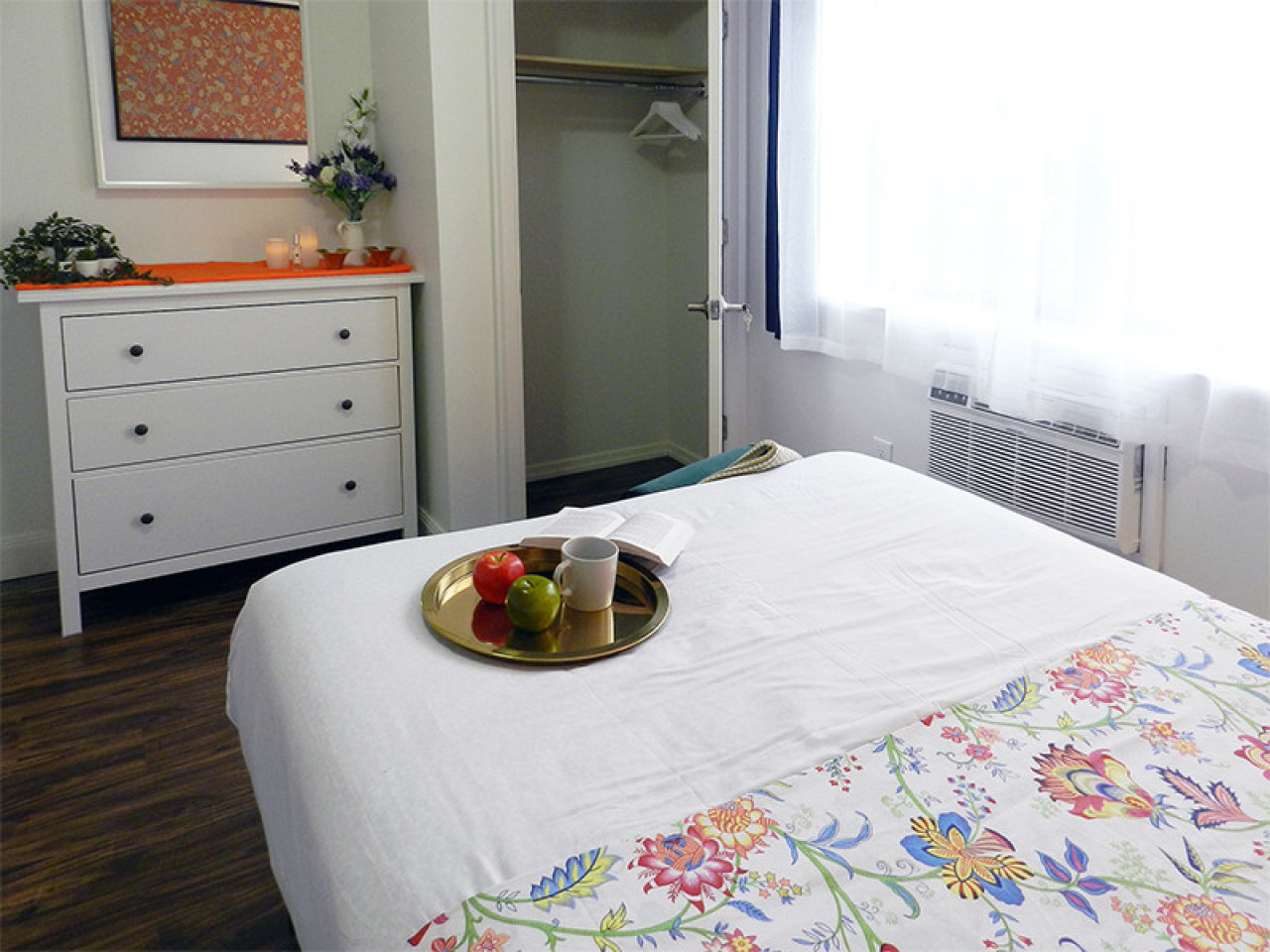 Room B  -  Stunning Renovated Apt. w/ Workspace  - Gallery -  59