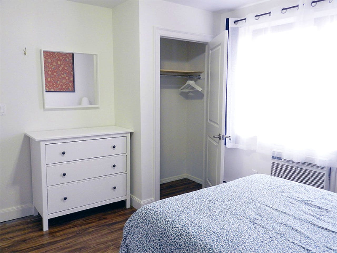  Room B  -  Stunning Renovated Apt. w/ Workspace  - Gallery -  48
