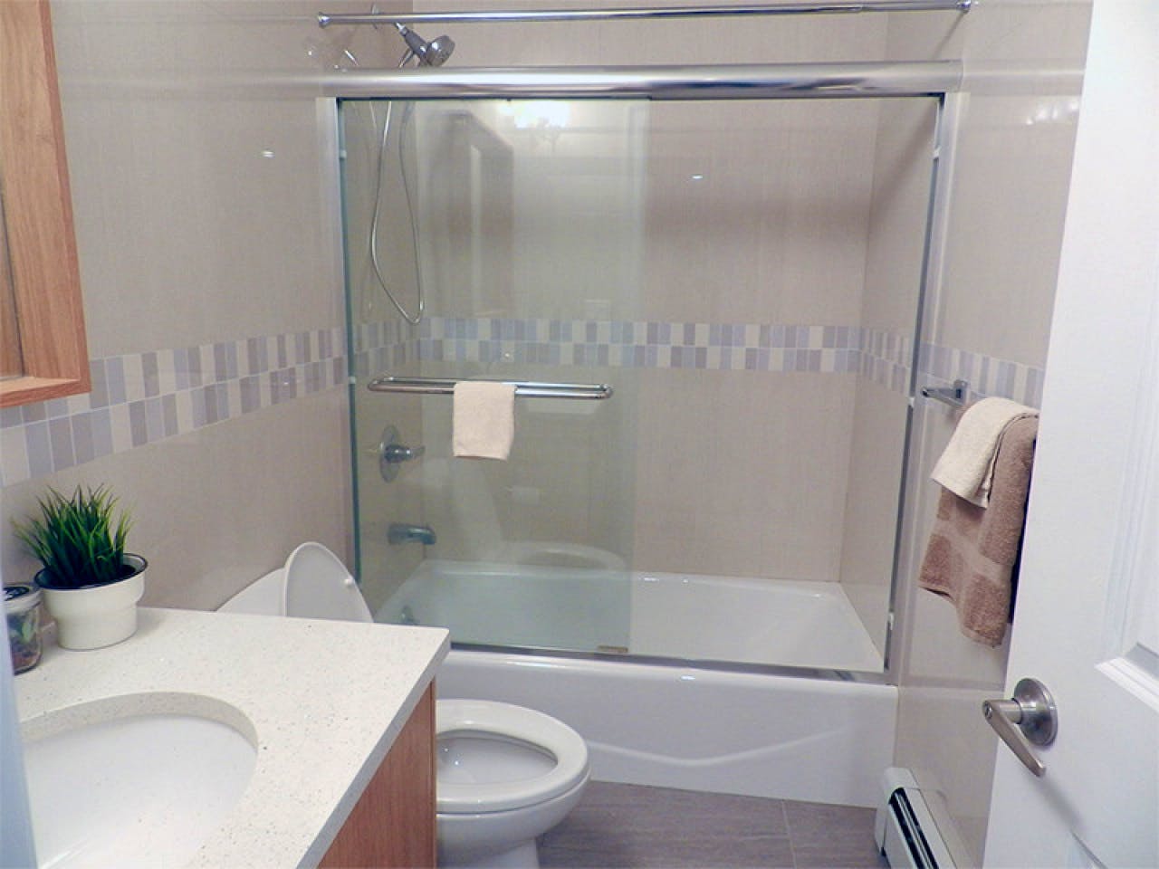  Room B  -  Stunning Renovated Apt. w/ Workspace  - Gallery -  50